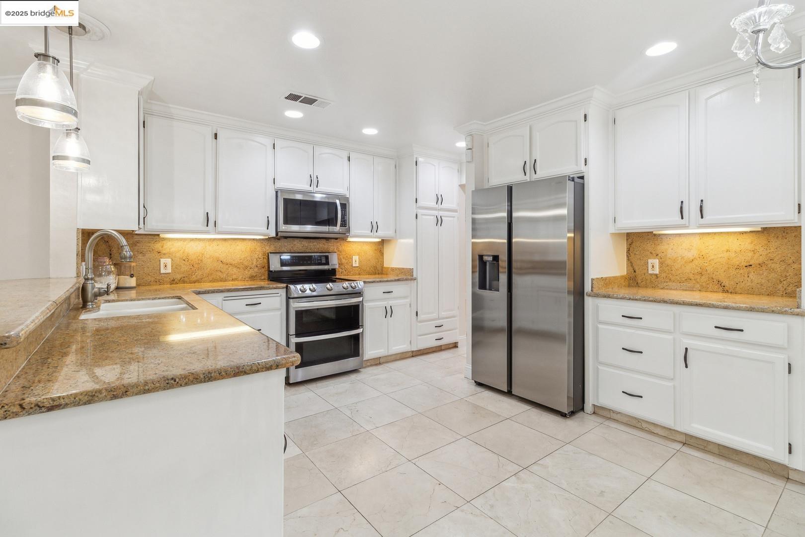 Detail Gallery Image 7 of 36 For 851 Whispering Pines Dr, Turlock,  CA 95382 - 4 Beds | 3 Baths