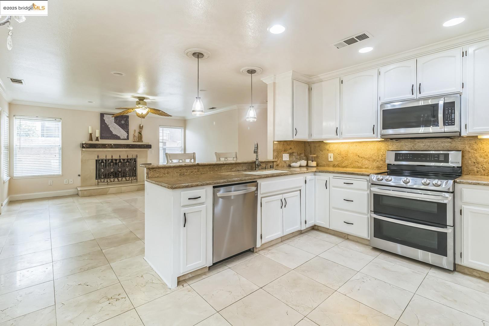 Detail Gallery Image 8 of 36 For 851 Whispering Pines Dr, Turlock,  CA 95382 - 4 Beds | 3 Baths