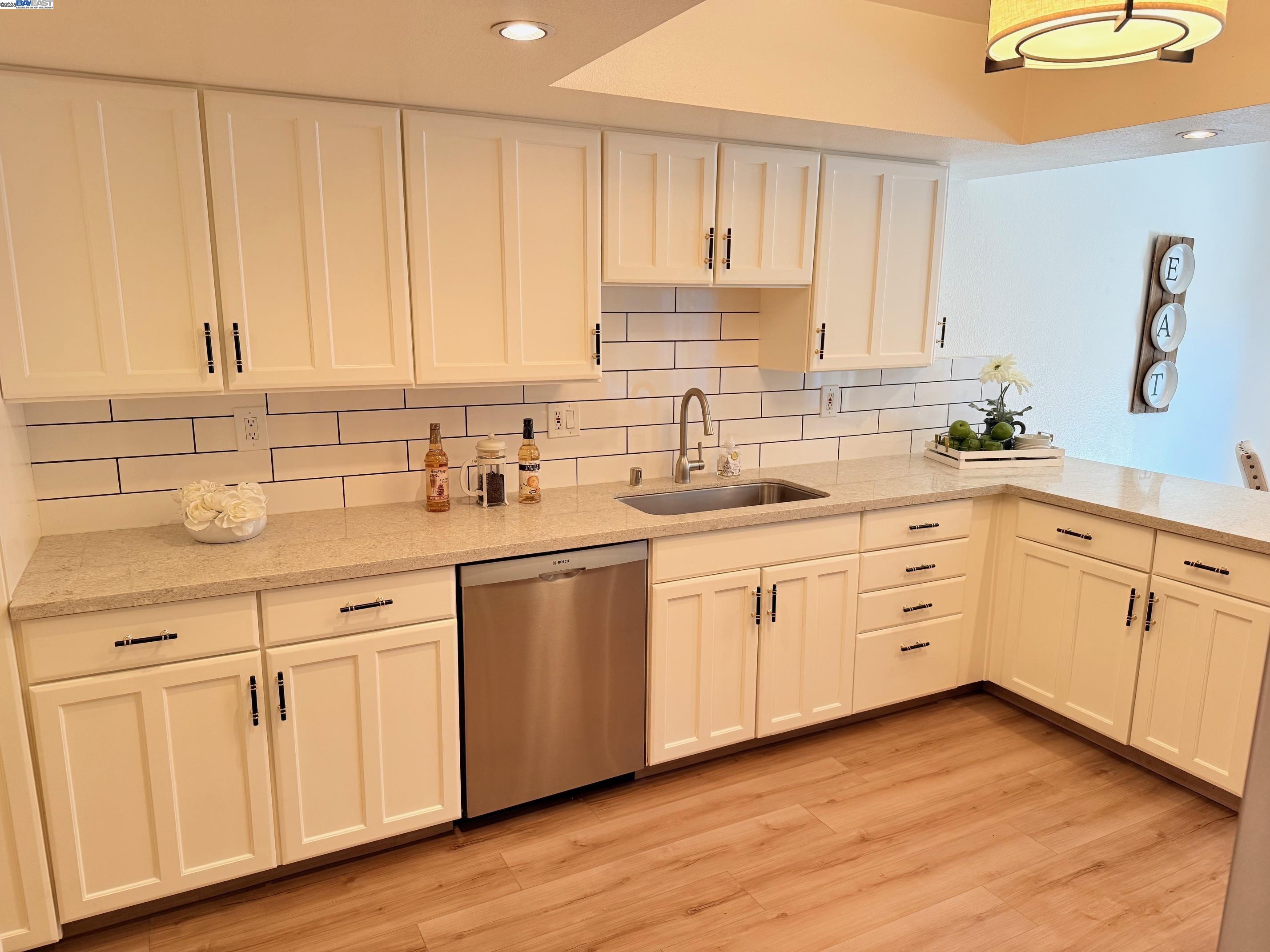 Detail Gallery Image 8 of 27 For 3050 Benjamin Grn, Fremont,  CA 94538 - 3 Beds | 2/1 Baths