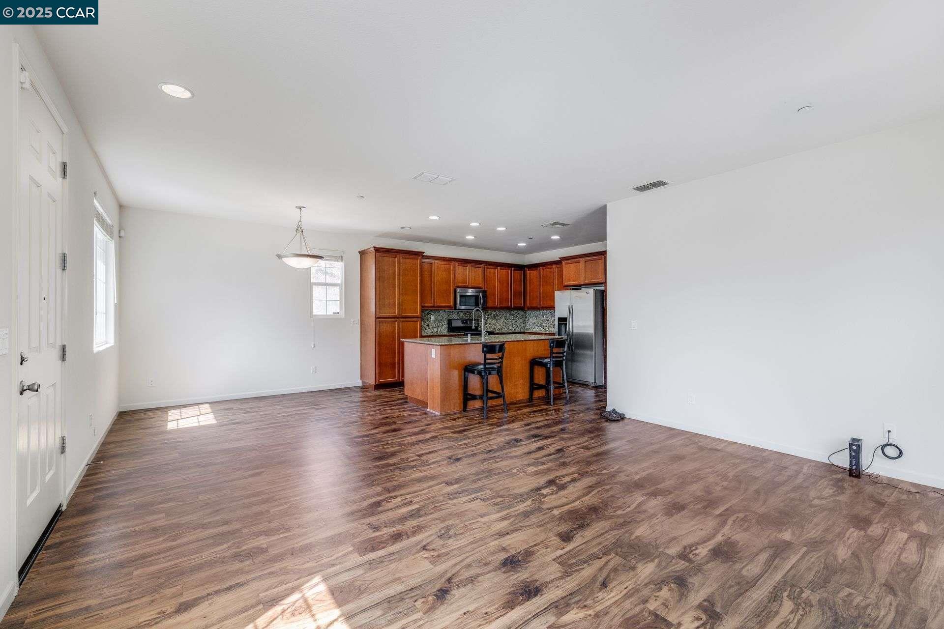 Detail Gallery Image 4 of 33 For 1113 Strawberry Ln, Suisun City,  CA 94585 - 4 Beds | 3 Baths