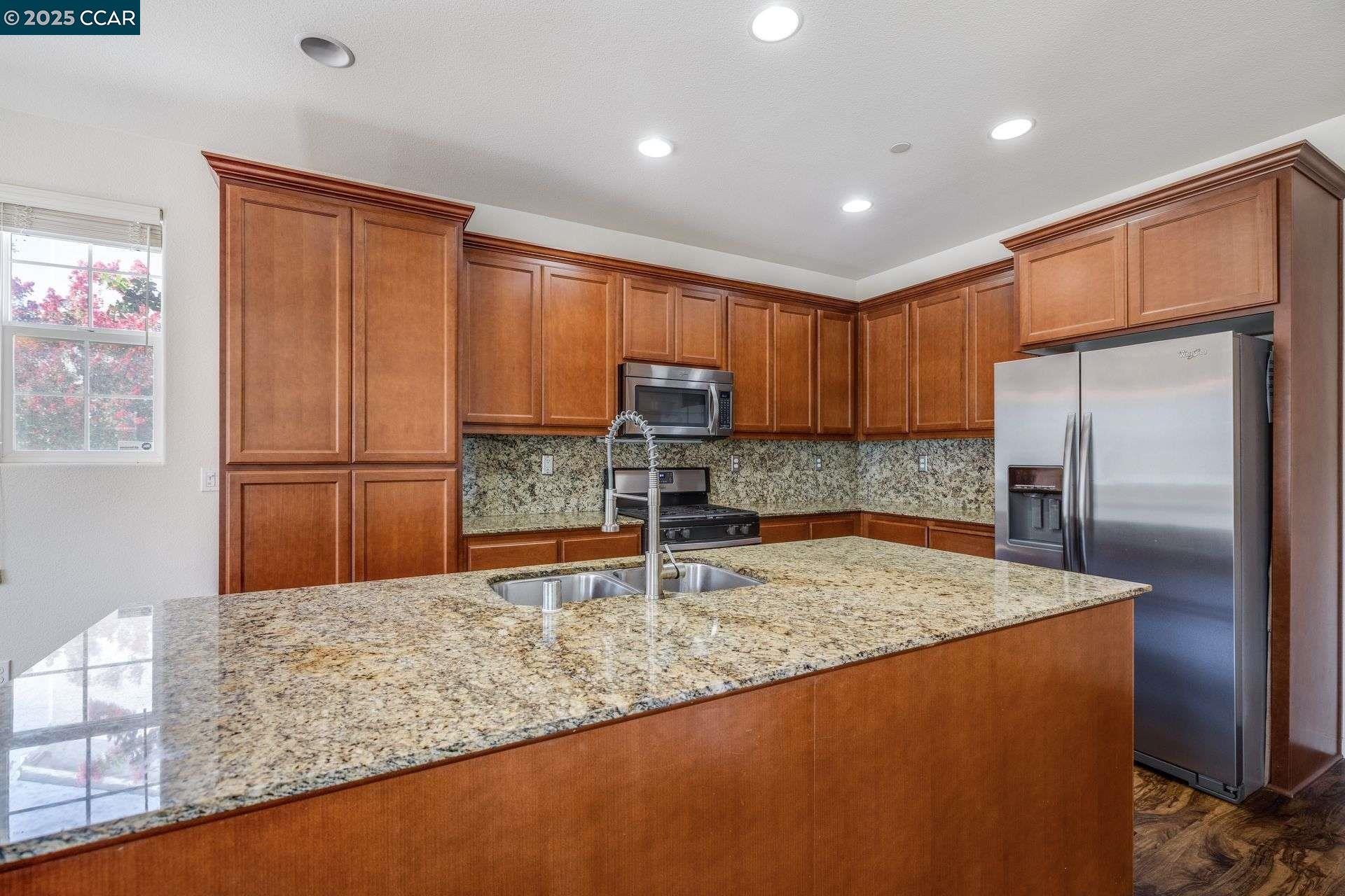 Detail Gallery Image 7 of 33 For 1113 Strawberry Ln, Suisun City,  CA 94585 - 4 Beds | 3 Baths