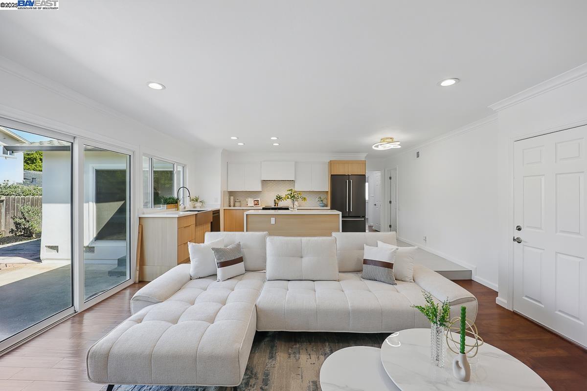 Detail Gallery Image 15 of 57 For 909 Gull Ave, Foster City,  CA 94404 - 4 Beds | 2 Baths