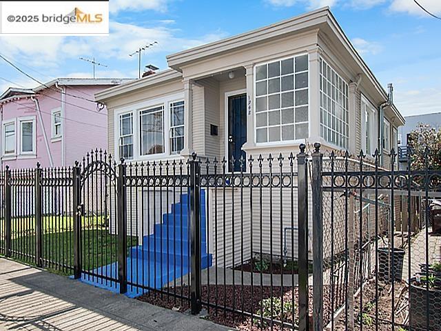 Detail Gallery Image 1 of 12 For 1948 25th Ave, Oakland,  CA 94601 - 2 Beds | 1 Baths