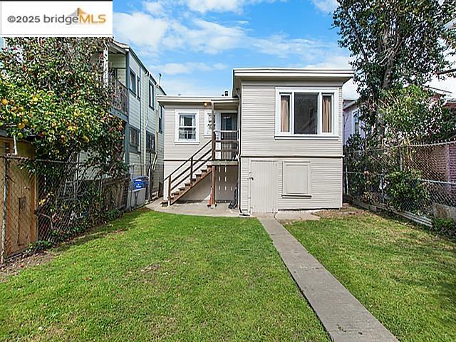 Detail Gallery Image 2 of 12 For 1948 25th Ave, Oakland,  CA 94601 - 2 Beds | 1 Baths