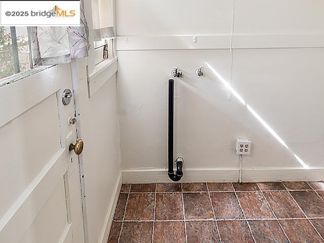 Detail Gallery Image 8 of 12 For 1948 25th Ave, Oakland,  CA 94601 - 2 Beds | 1 Baths