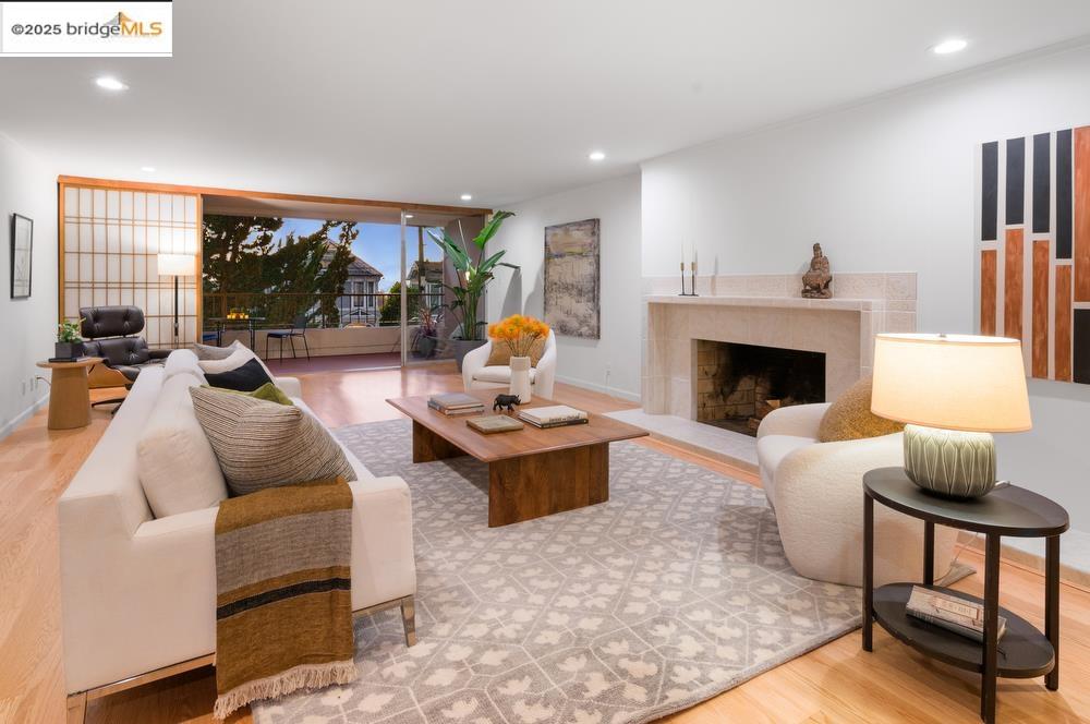 Detail Gallery Image 4 of 56 For 1515 Oxford St 1b,  Berkeley,  CA 94709 - 2 Beds | 2 Baths