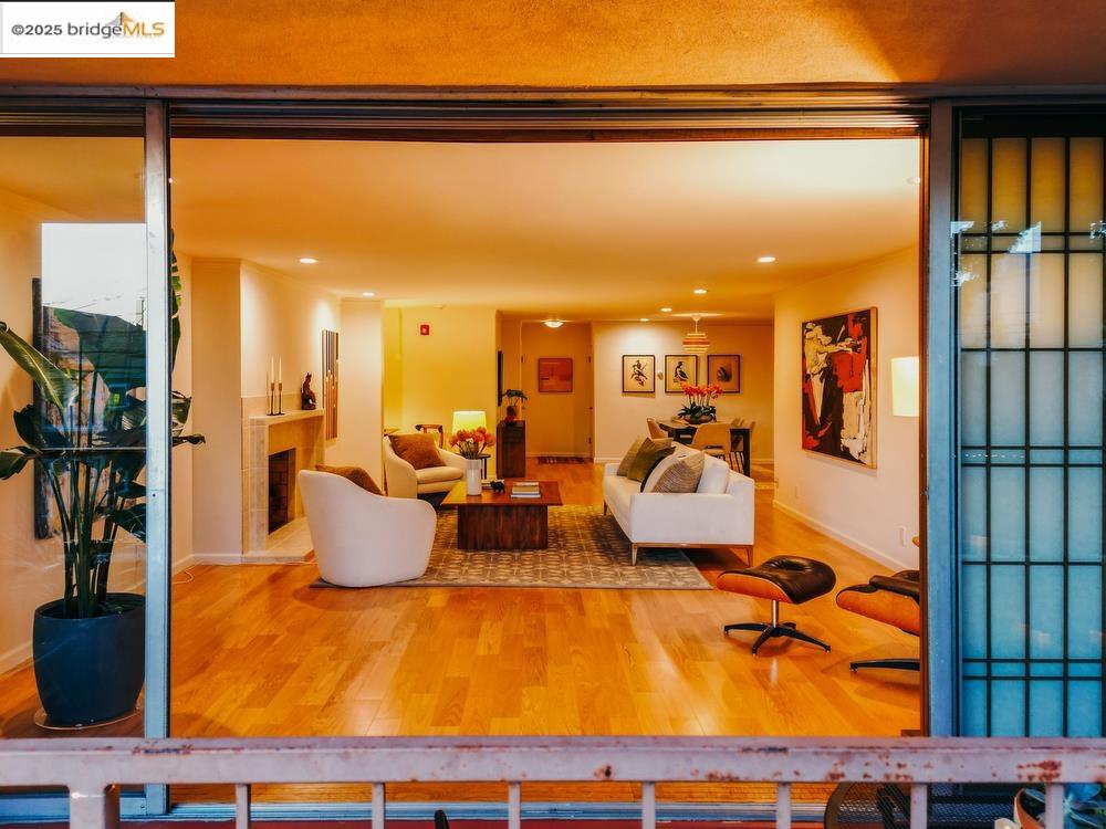 Detail Gallery Image 5 of 56 For 1515 Oxford St 1b,  Berkeley,  CA 94709 - 2 Beds | 2 Baths