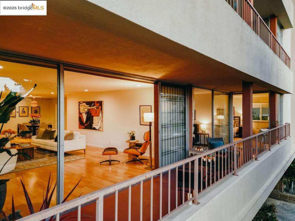 Detail Gallery Image 7 of 56 For 1515 Oxford St 1b,  Berkeley,  CA 94709 - 2 Beds | 2 Baths