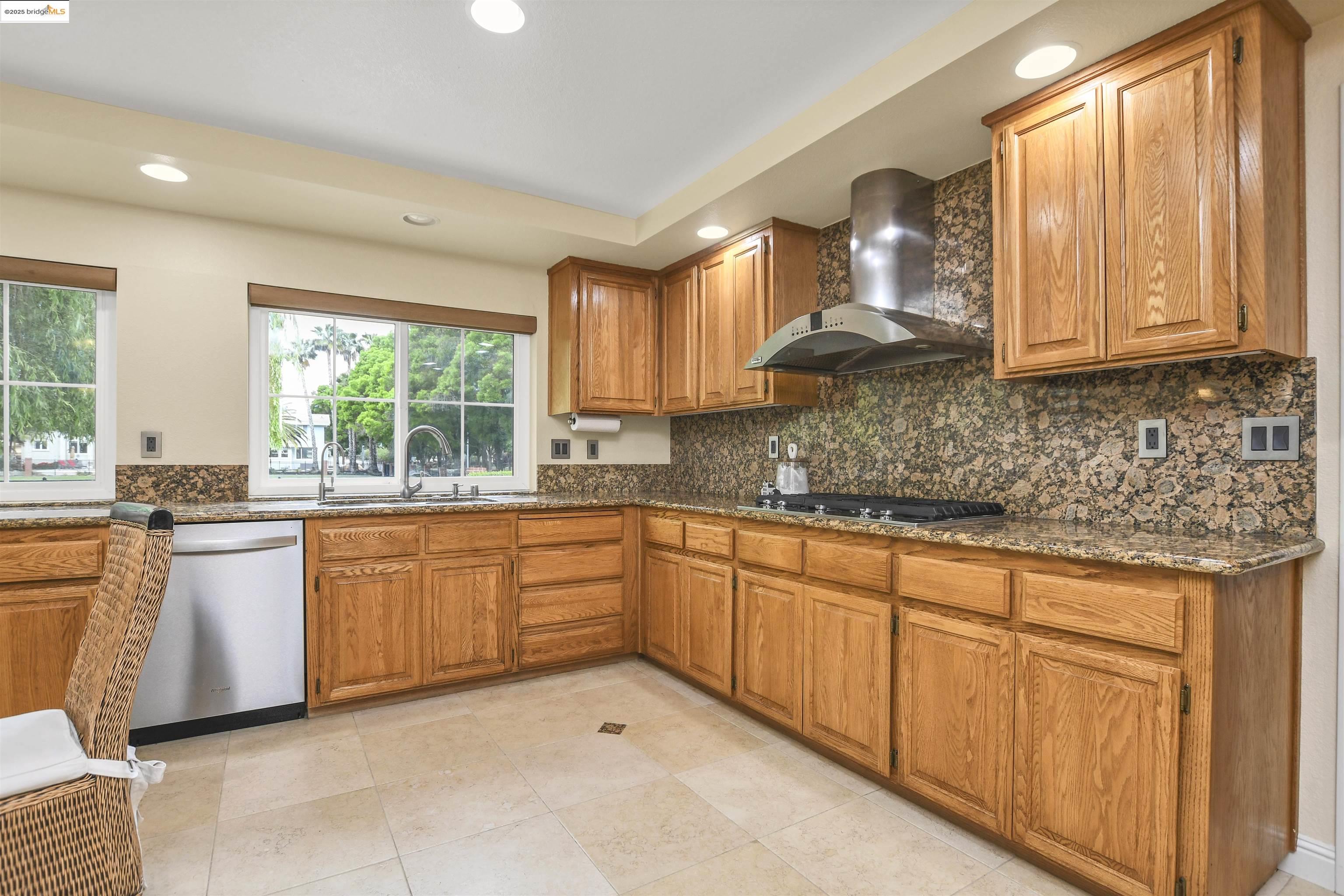 Detail Gallery Image 11 of 37 For 2270 Tamarisk Ct, Discovery Bay,  CA 94505 - 4 Beds | 3 Baths