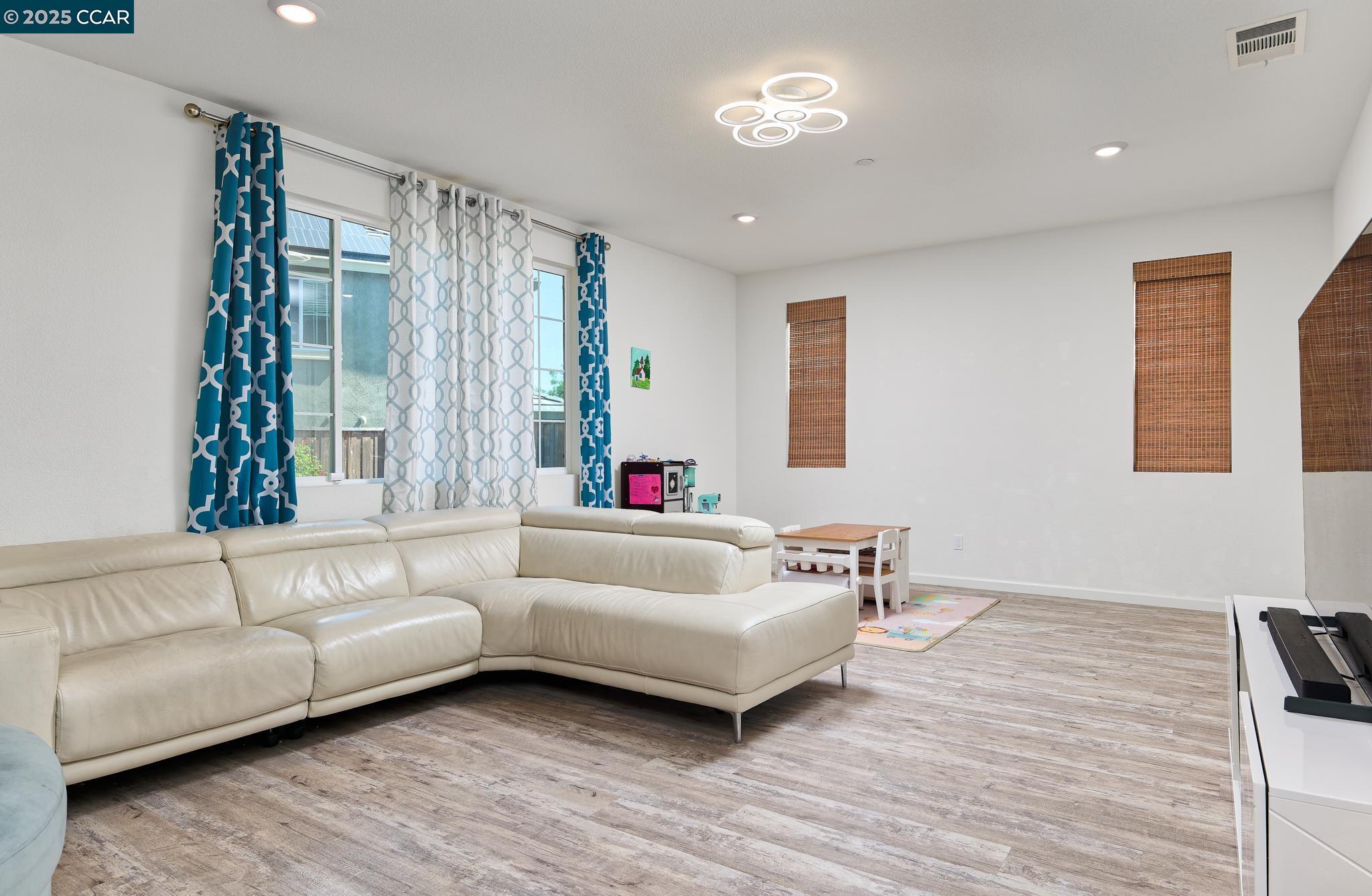 Detail Gallery Image 11 of 38 For 5437 Prewett Ranch Dr, Antioch,  CA 94531 - 5 Beds | 3 Baths