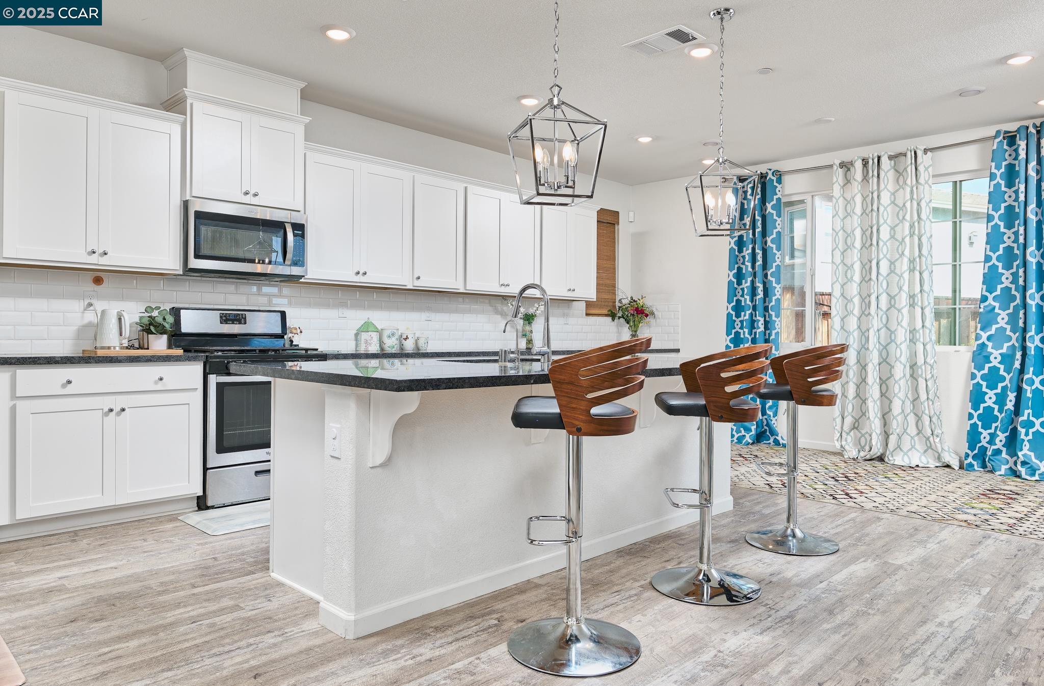 Detail Gallery Image 5 of 38 For 5437 Prewett Ranch Dr, Antioch,  CA 94531 - 5 Beds | 3 Baths