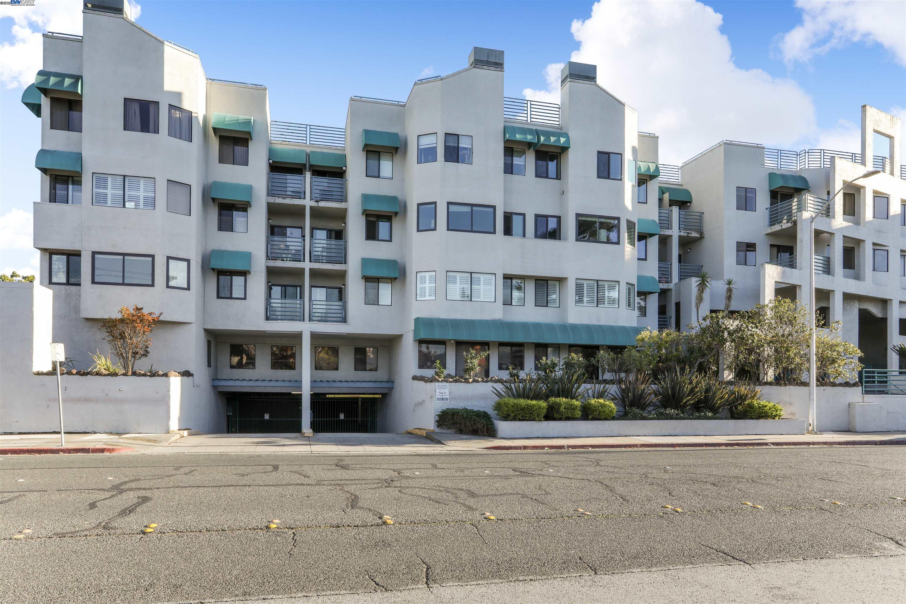 Detail Gallery Image 2 of 34 For 320 Peninsula Ave #107,  San Mateo,  CA 94401 - 2 Beds | 2 Baths