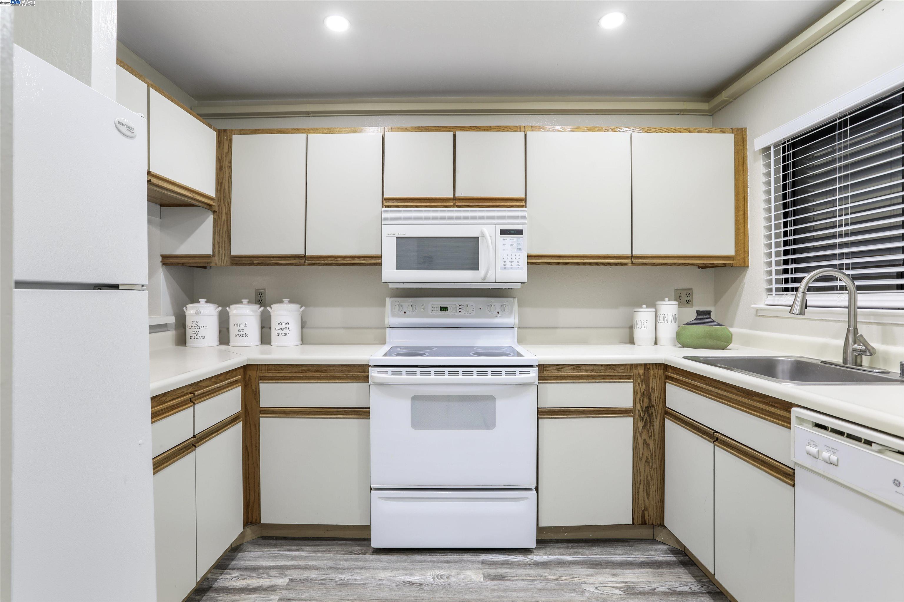 Detail Gallery Image 8 of 34 For 320 Peninsula Ave #107,  San Mateo,  CA 94401 - 2 Beds | 2 Baths