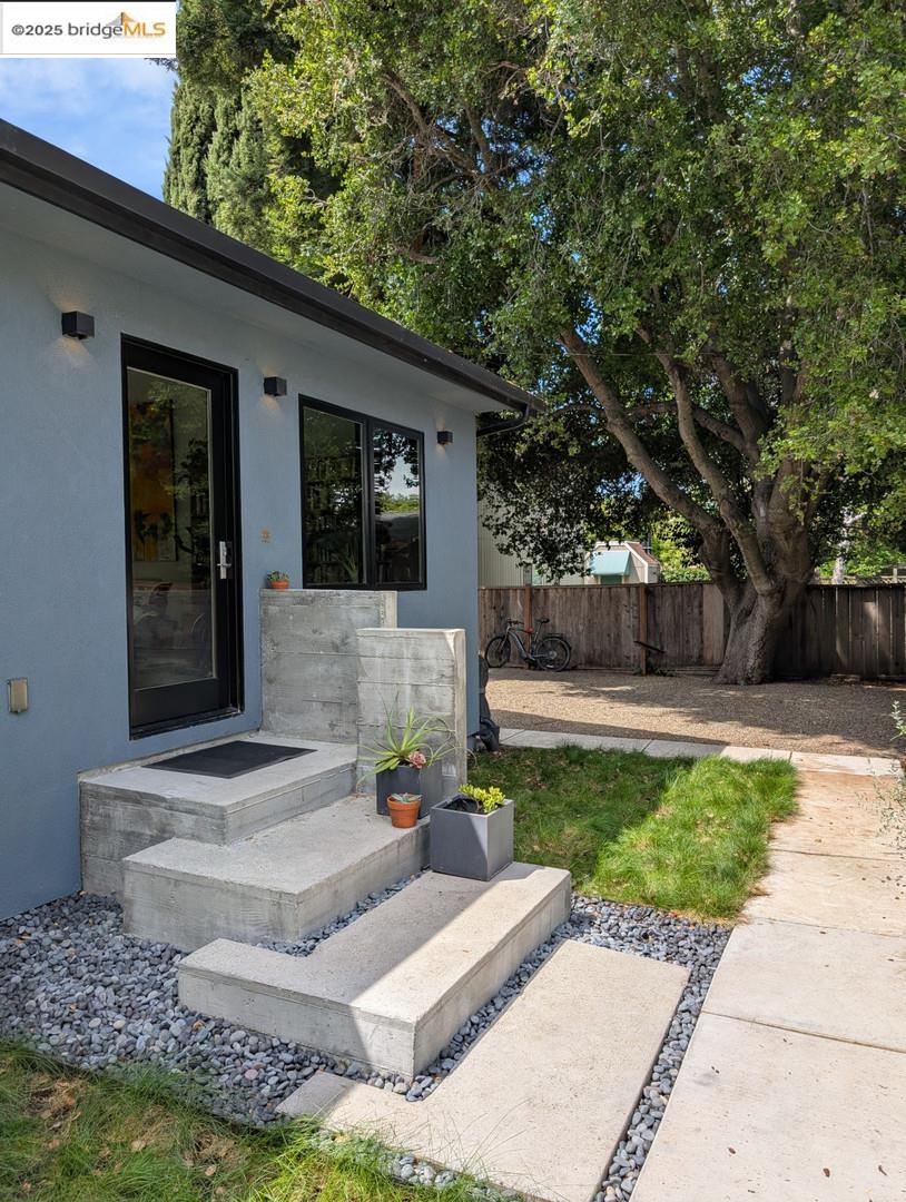 Detail Gallery Image 14 of 23 For 206 Donohoe St, East Palo Alto,  CA 94303 - 3 Beds | 3 Baths