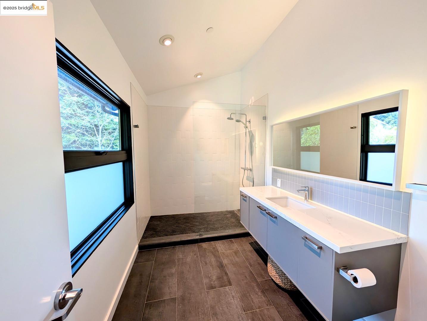 Detail Gallery Image 6 of 23 For 206 Donohoe St, East Palo Alto,  CA 94303 - 3 Beds | 3 Baths