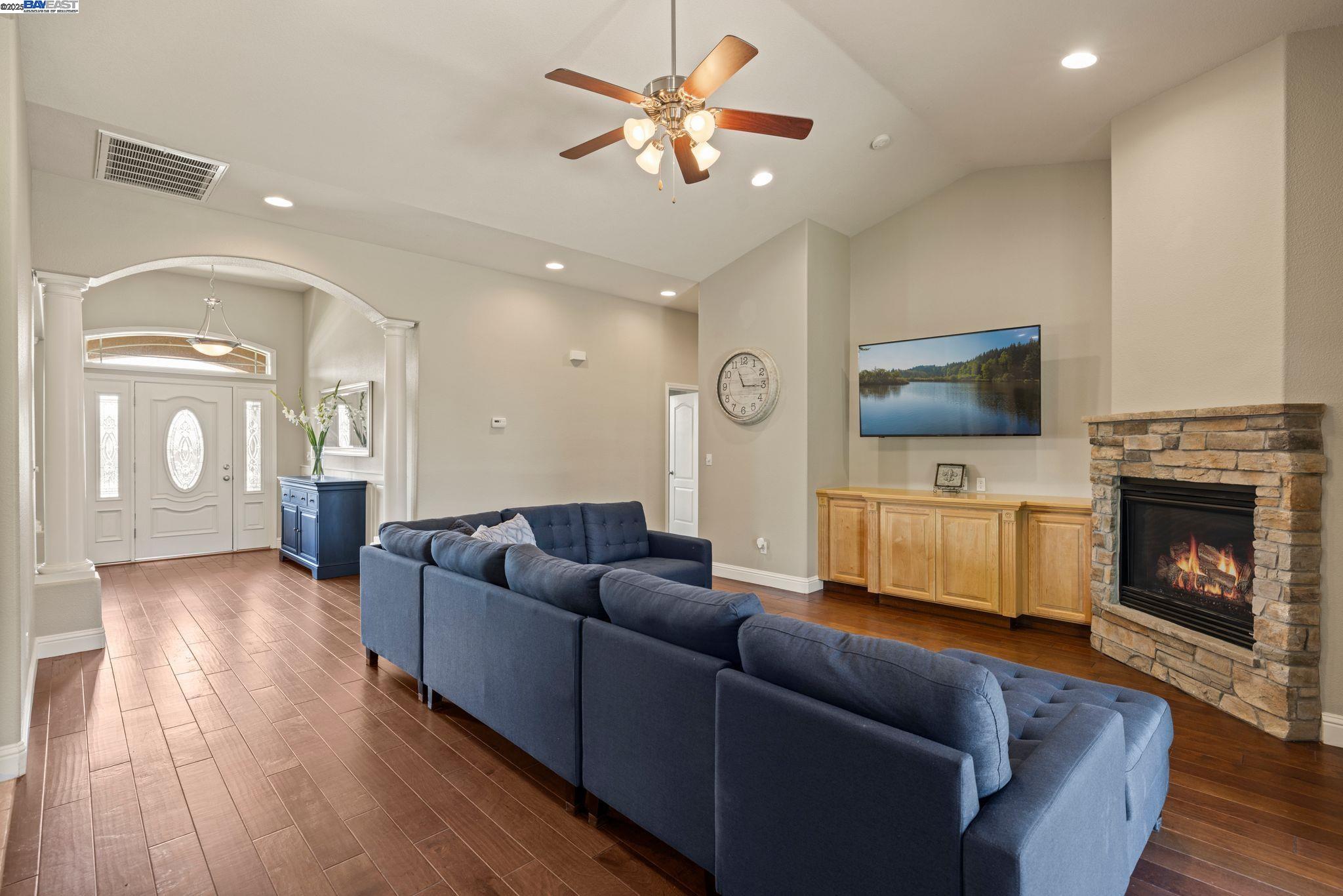 Detail Gallery Image 4 of 42 For 257 E Milgeo Ave, Ripon,  CA 95366 - 3 Beds | 2 Baths