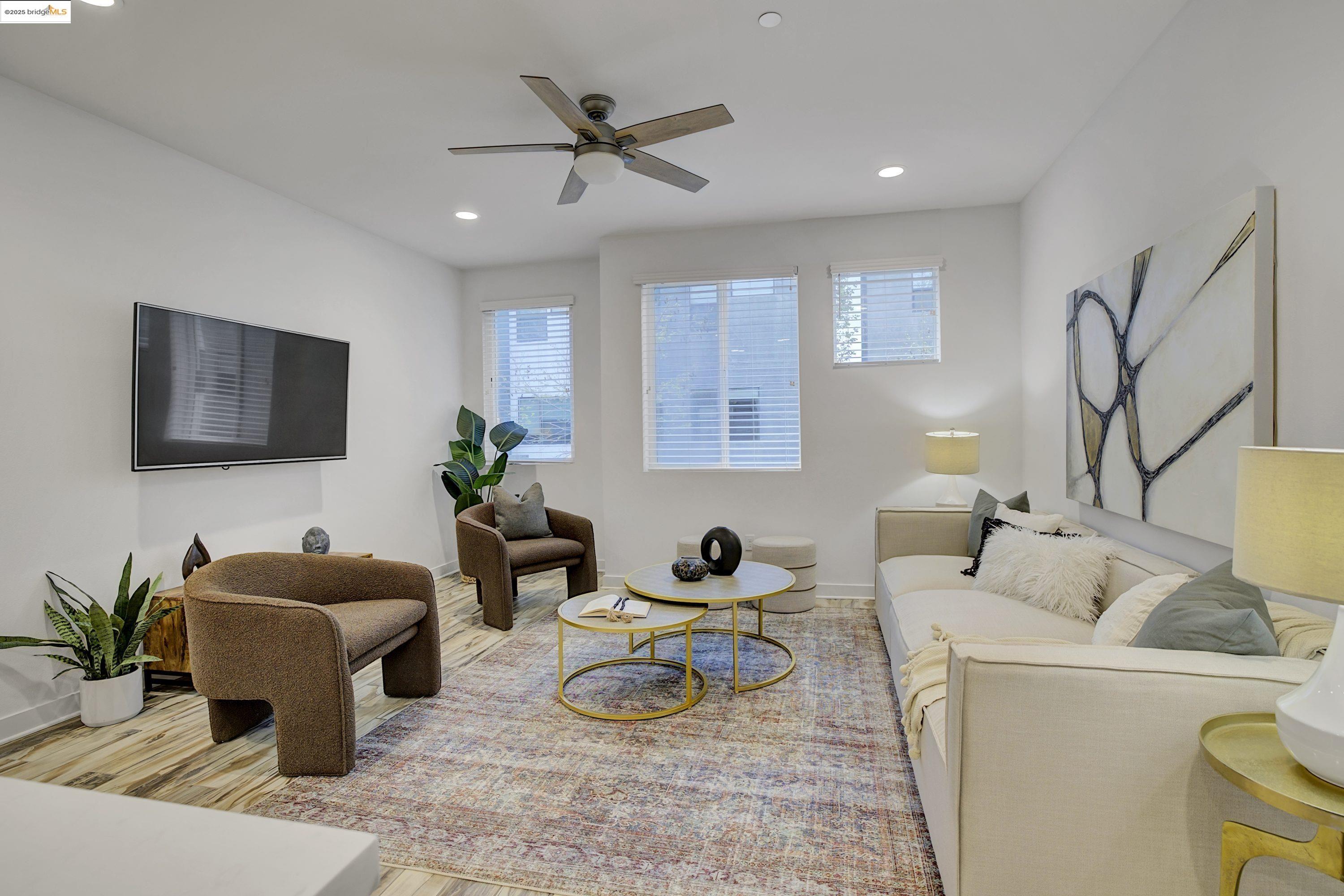 Detail Gallery Image 2 of 32 For 1423 Prescott St, Oakland,  CA 94607 - 2 Beds | 2/1 Baths