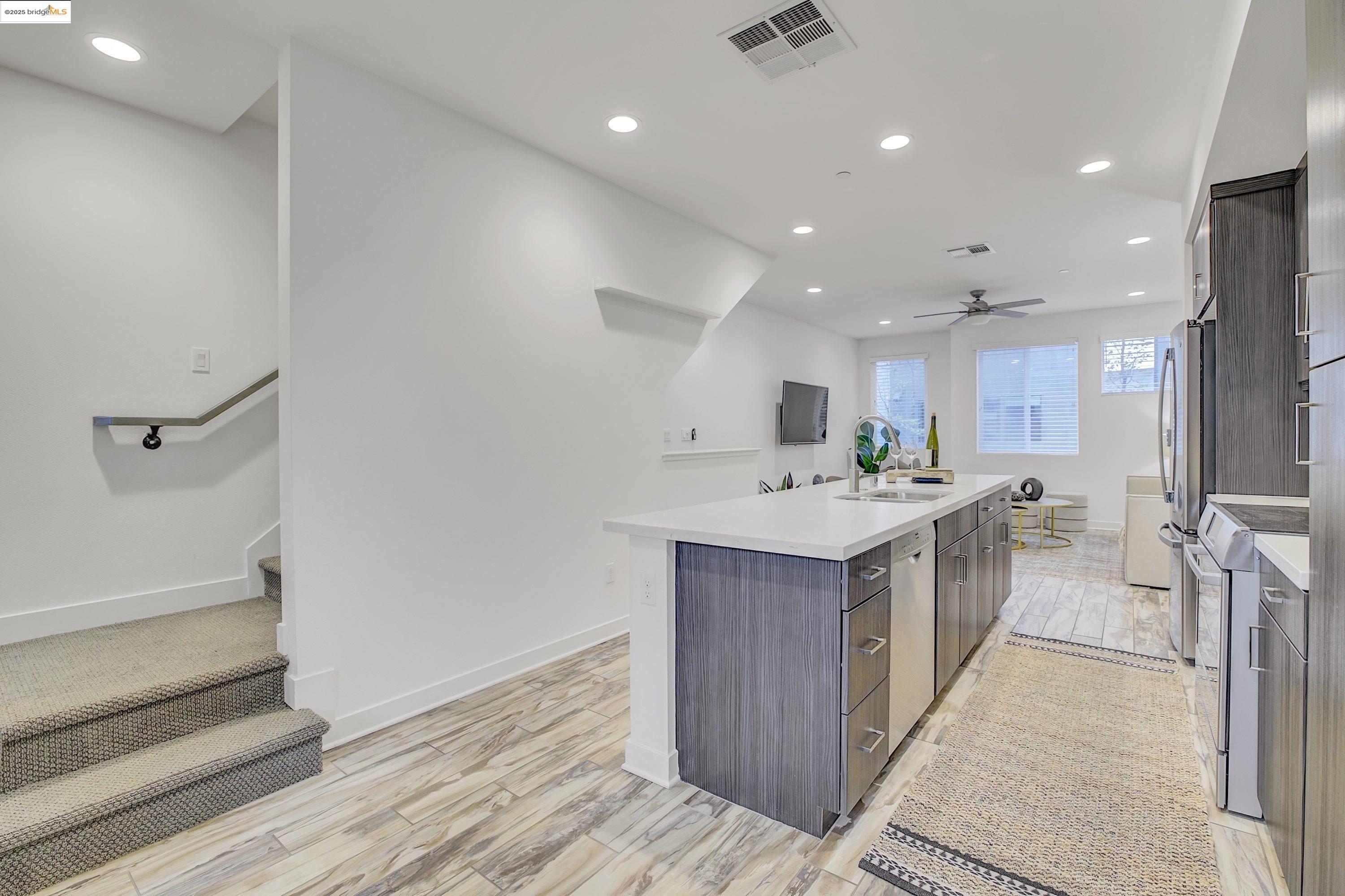 Detail Gallery Image 11 of 32 For 1423 Prescott St, Oakland,  CA 94607 - 2 Beds | 2/1 Baths