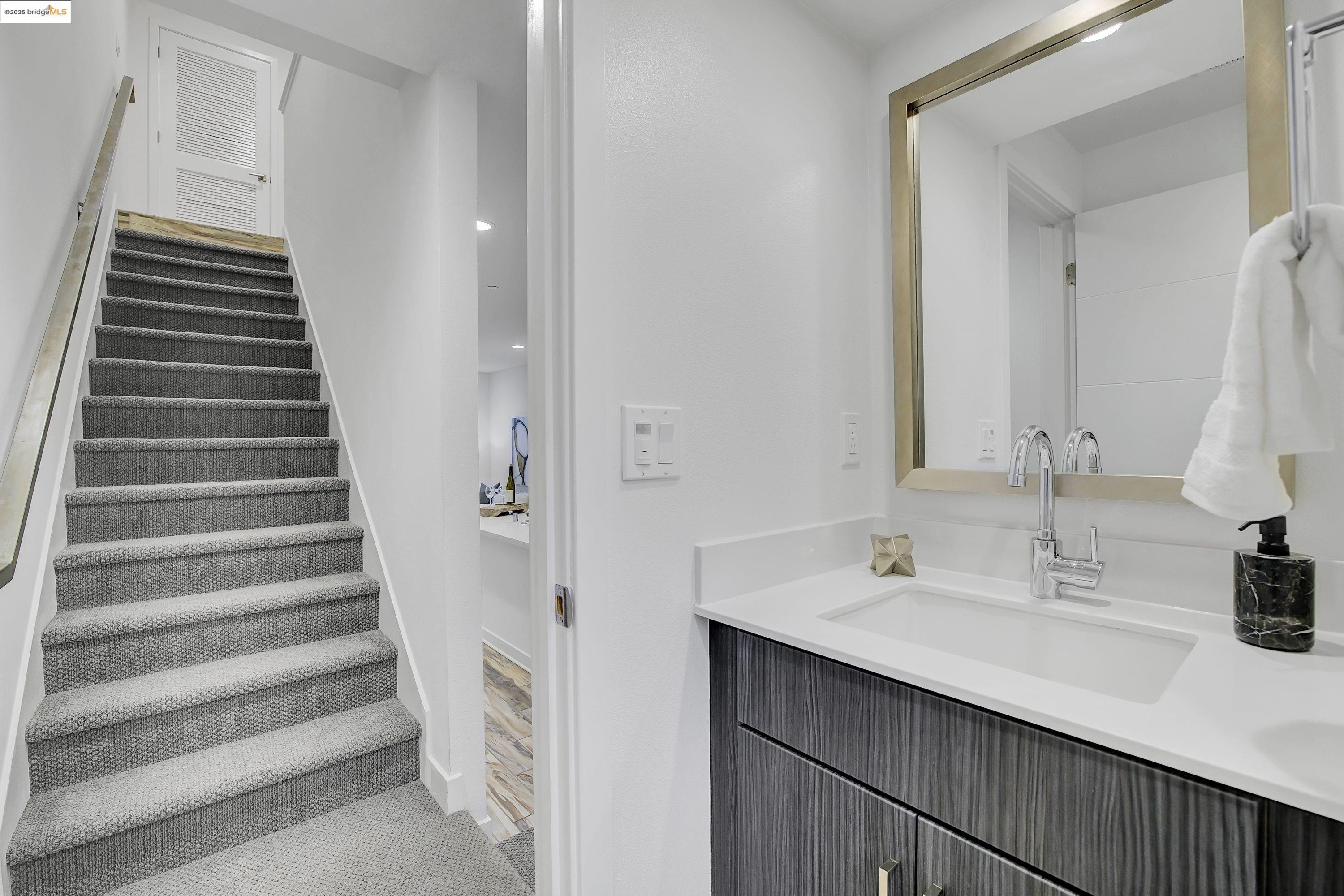 Detail Gallery Image 12 of 32 For 1423 Prescott St, Oakland,  CA 94607 - 2 Beds | 2/1 Baths