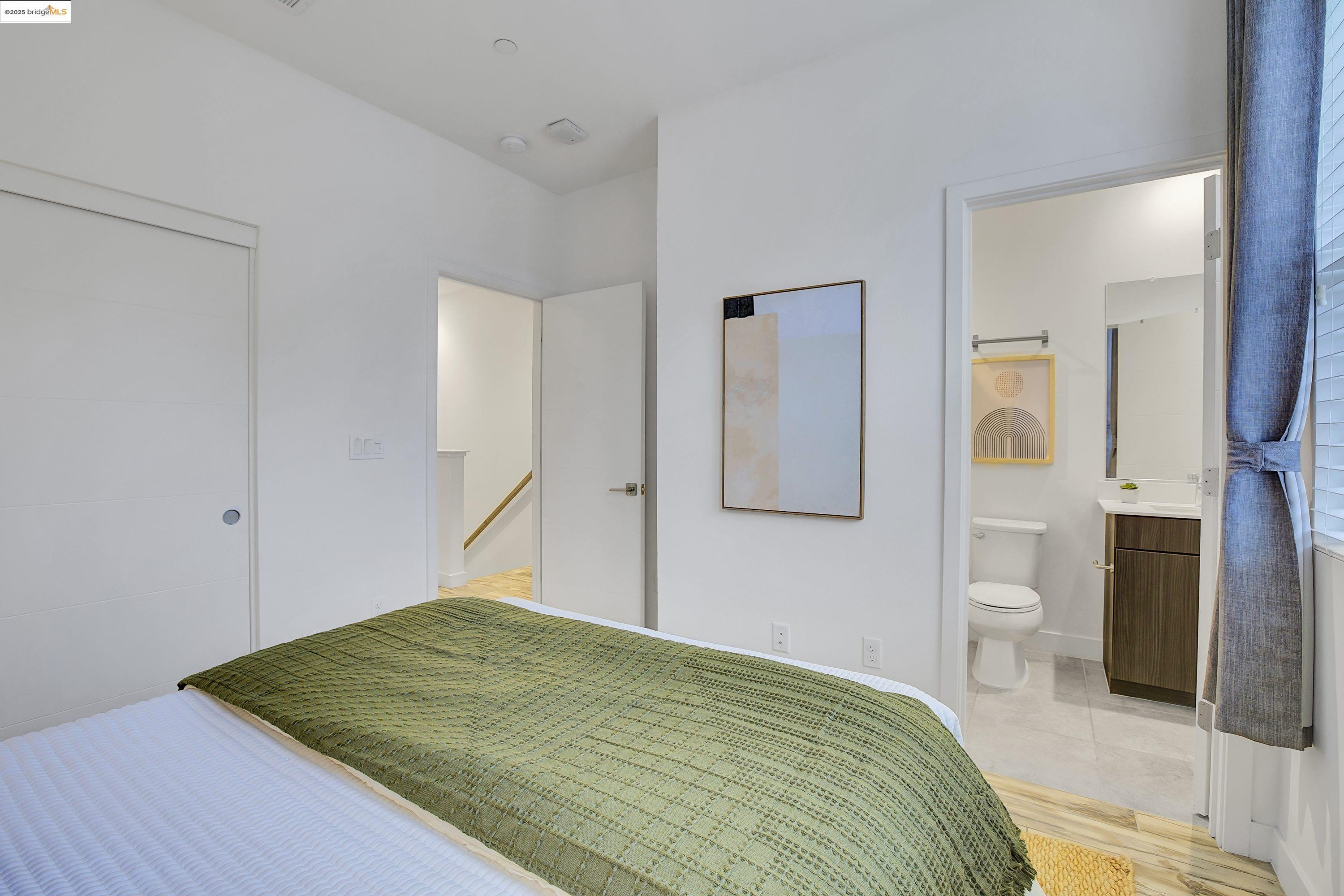 Detail Gallery Image 15 of 32 For 1423 Prescott St, Oakland,  CA 94607 - 2 Beds | 2/1 Baths