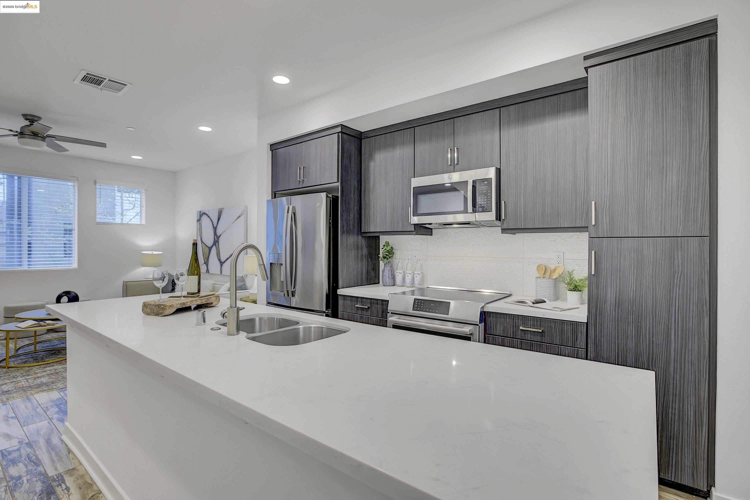 Detail Gallery Image 3 of 32 For 1423 Prescott St, Oakland,  CA 94607 - 2 Beds | 2/1 Baths