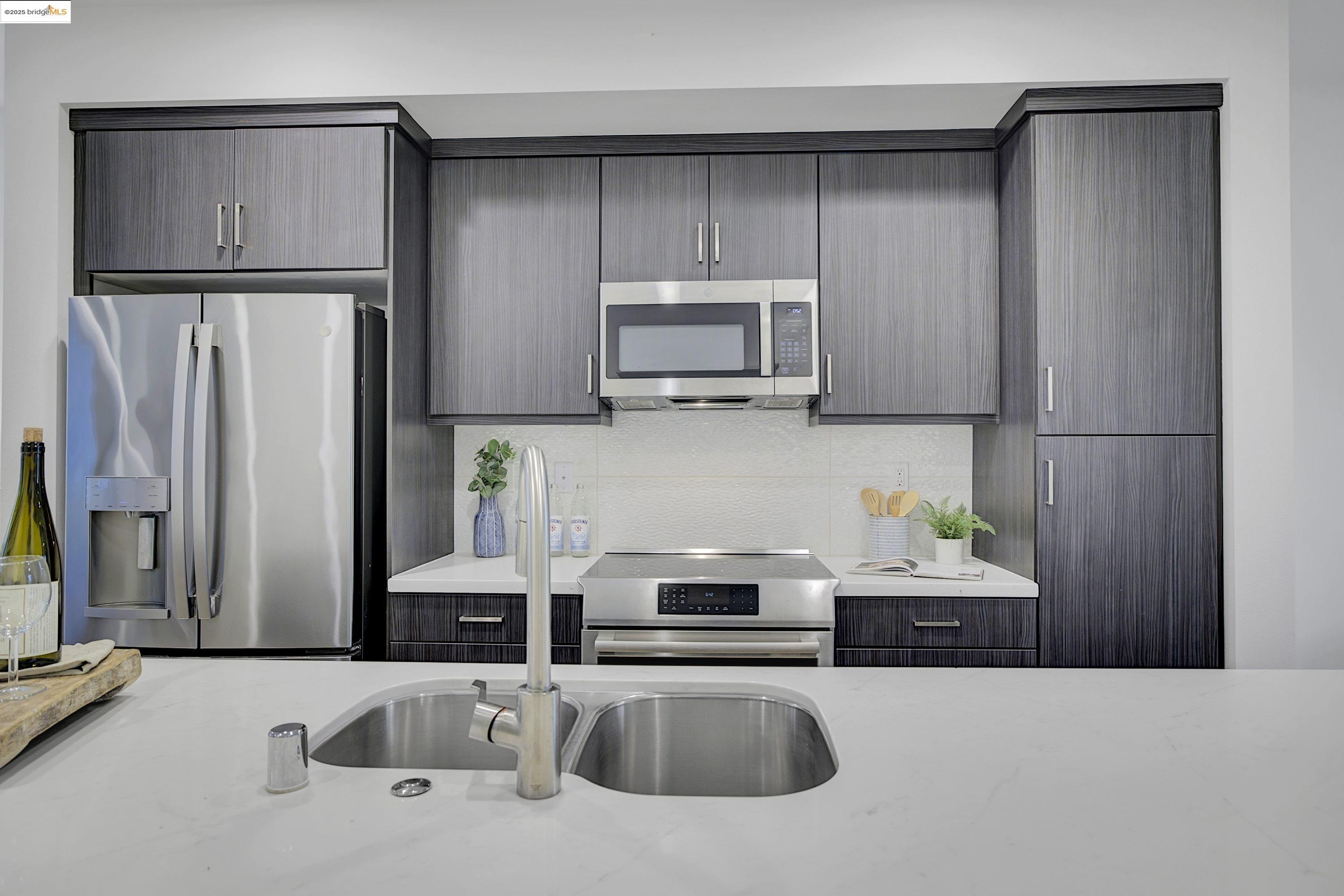 Detail Gallery Image 4 of 32 For 1423 Prescott St, Oakland,  CA 94607 - 2 Beds | 2/1 Baths