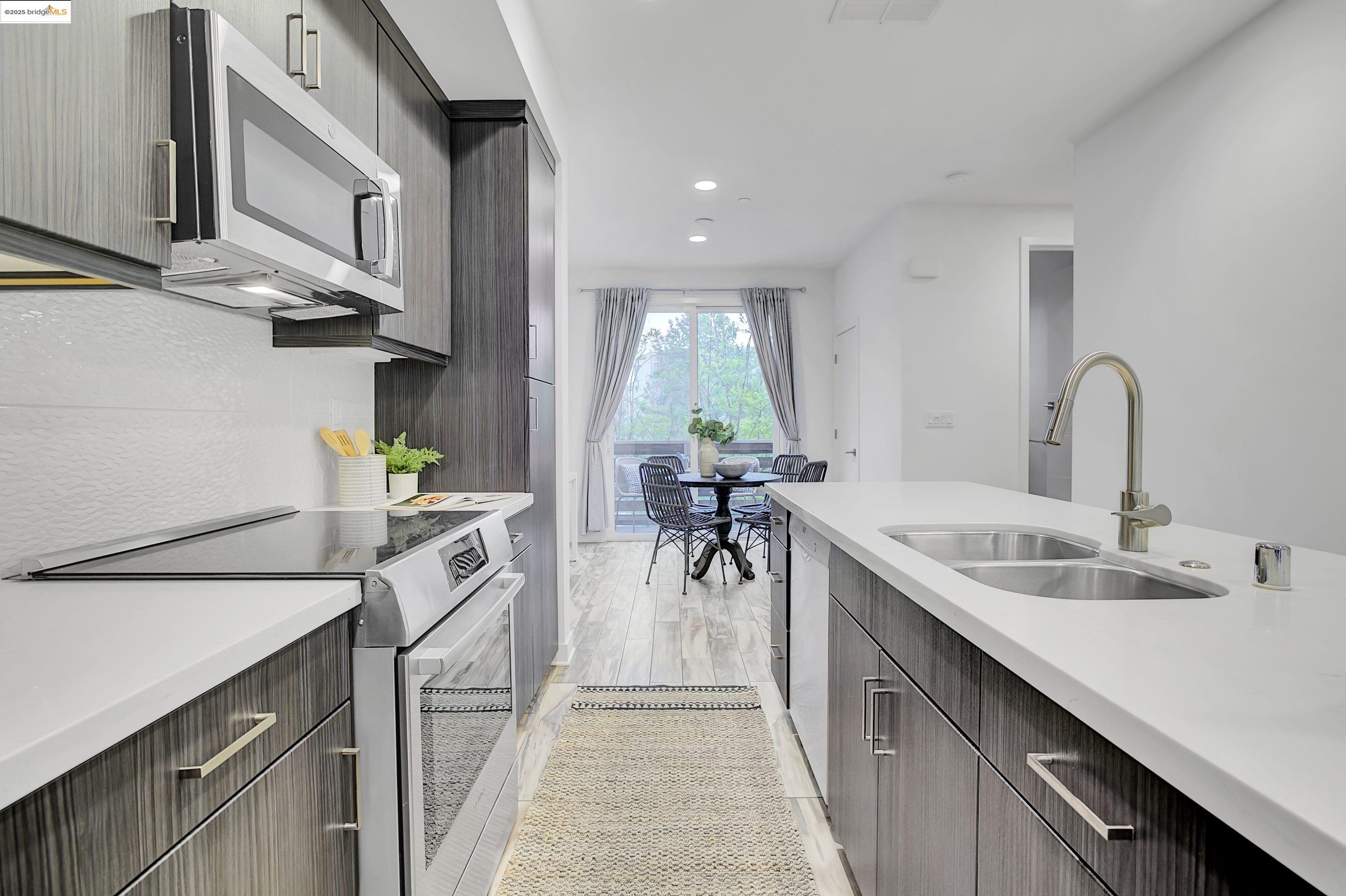 Detail Gallery Image 5 of 32 For 1423 Prescott St, Oakland,  CA 94607 - 2 Beds | 2/1 Baths