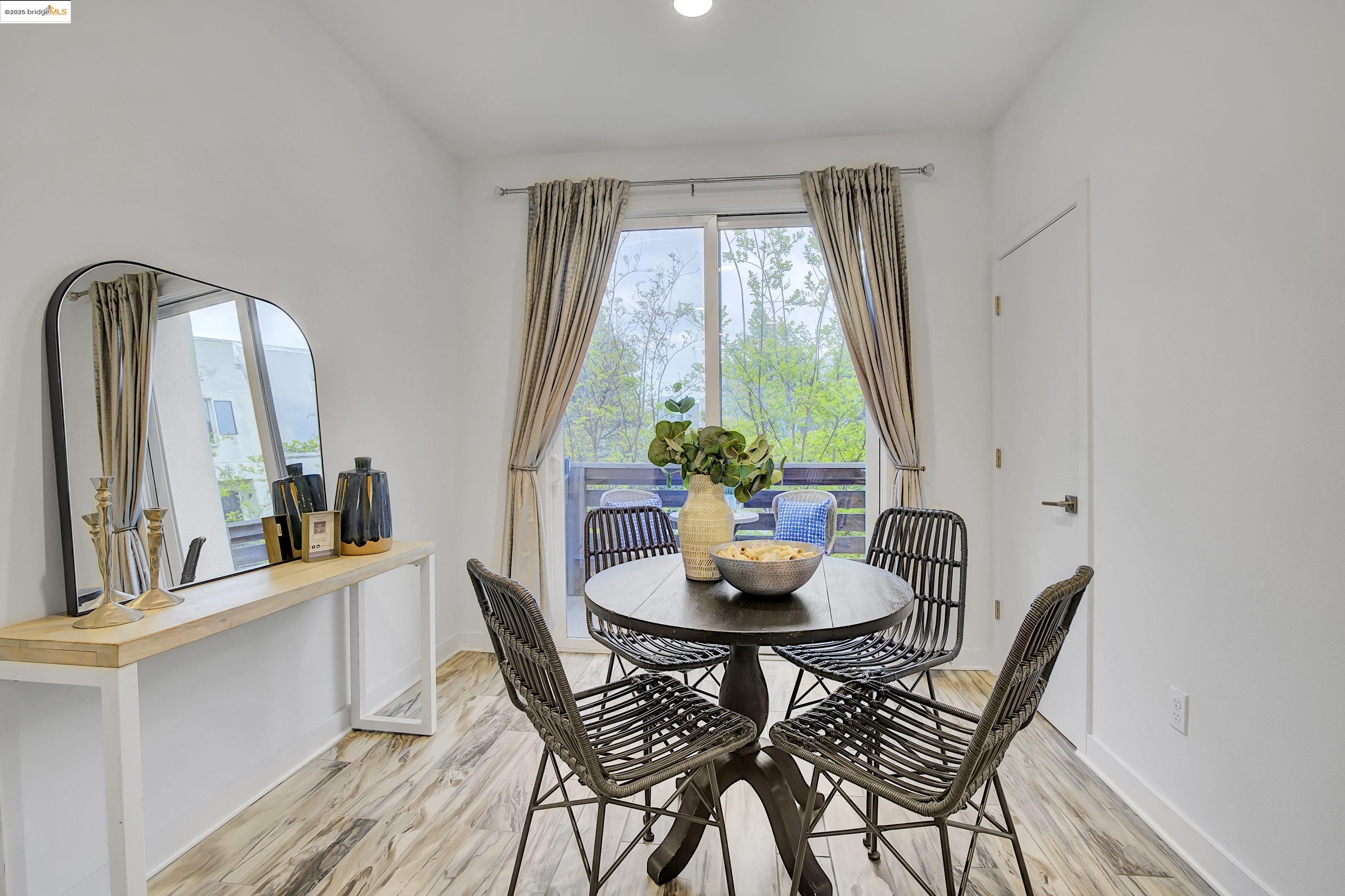 Detail Gallery Image 6 of 32 For 1423 Prescott St, Oakland,  CA 94607 - 2 Beds | 2/1 Baths