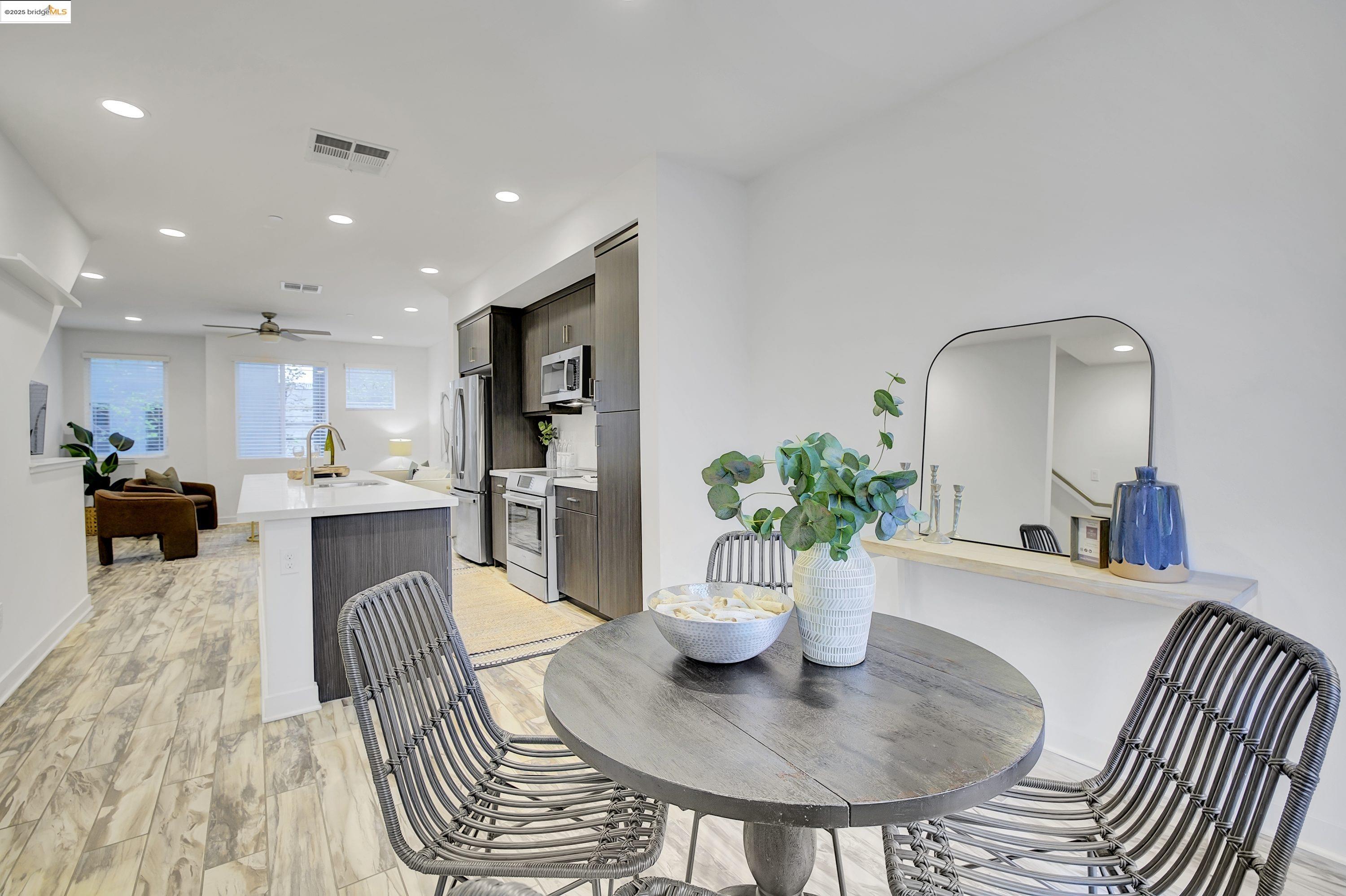 Detail Gallery Image 7 of 32 For 1423 Prescott St, Oakland,  CA 94607 - 2 Beds | 2/1 Baths
