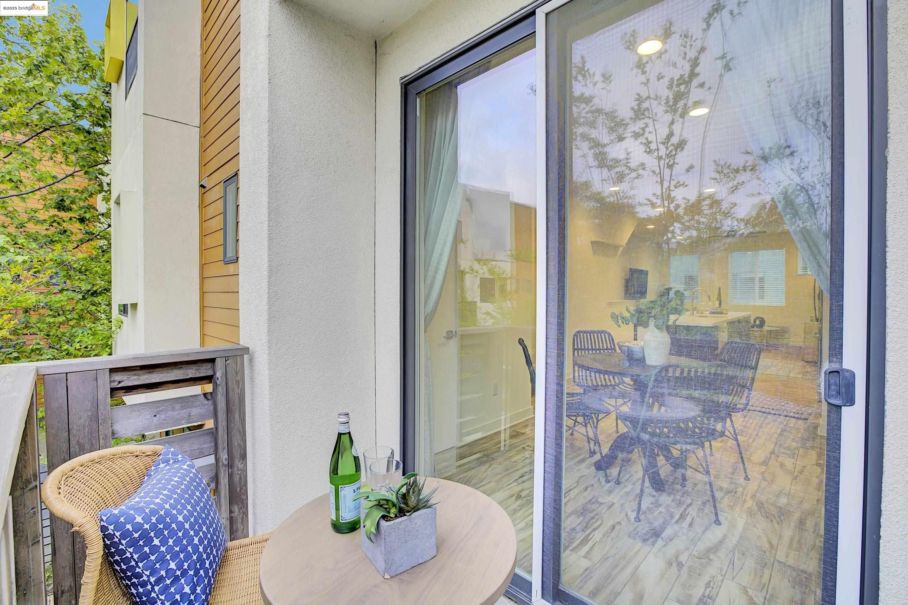 Detail Gallery Image 8 of 32 For 1423 Prescott St, Oakland,  CA 94607 - 2 Beds | 2/1 Baths