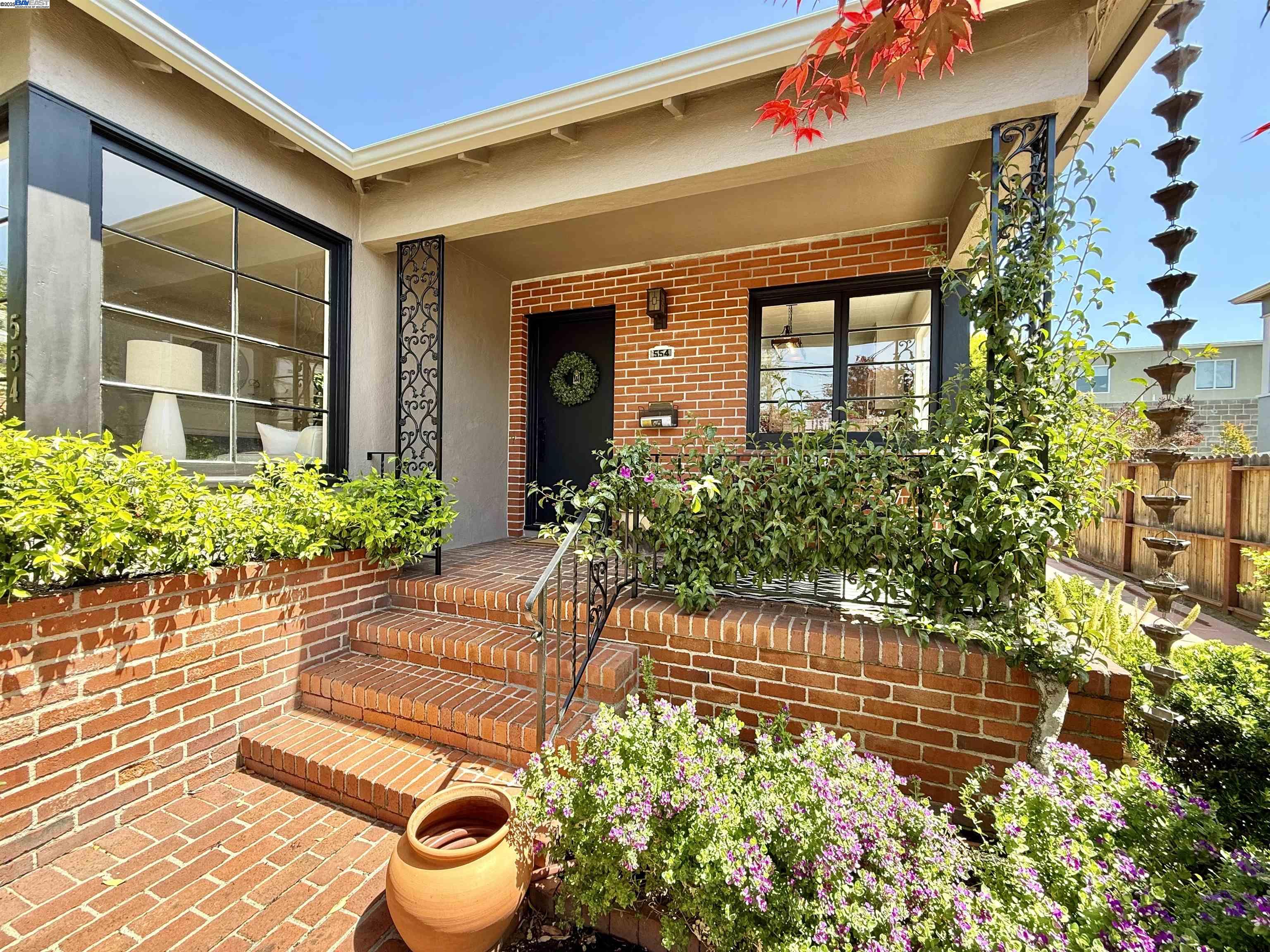 Detail Gallery Image 3 of 50 For 554 Fortuna Ave, San Leandro,  CA 94577 - 2 Beds | 1/1 Baths