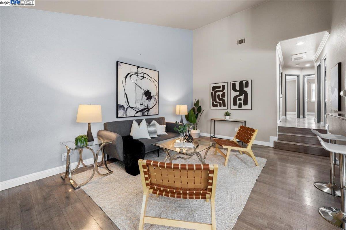 Detail Gallery Image 3 of 22 For 283 Kenbrook Cir, San Jose,  CA 95111 - 2 Beds | 2 Baths