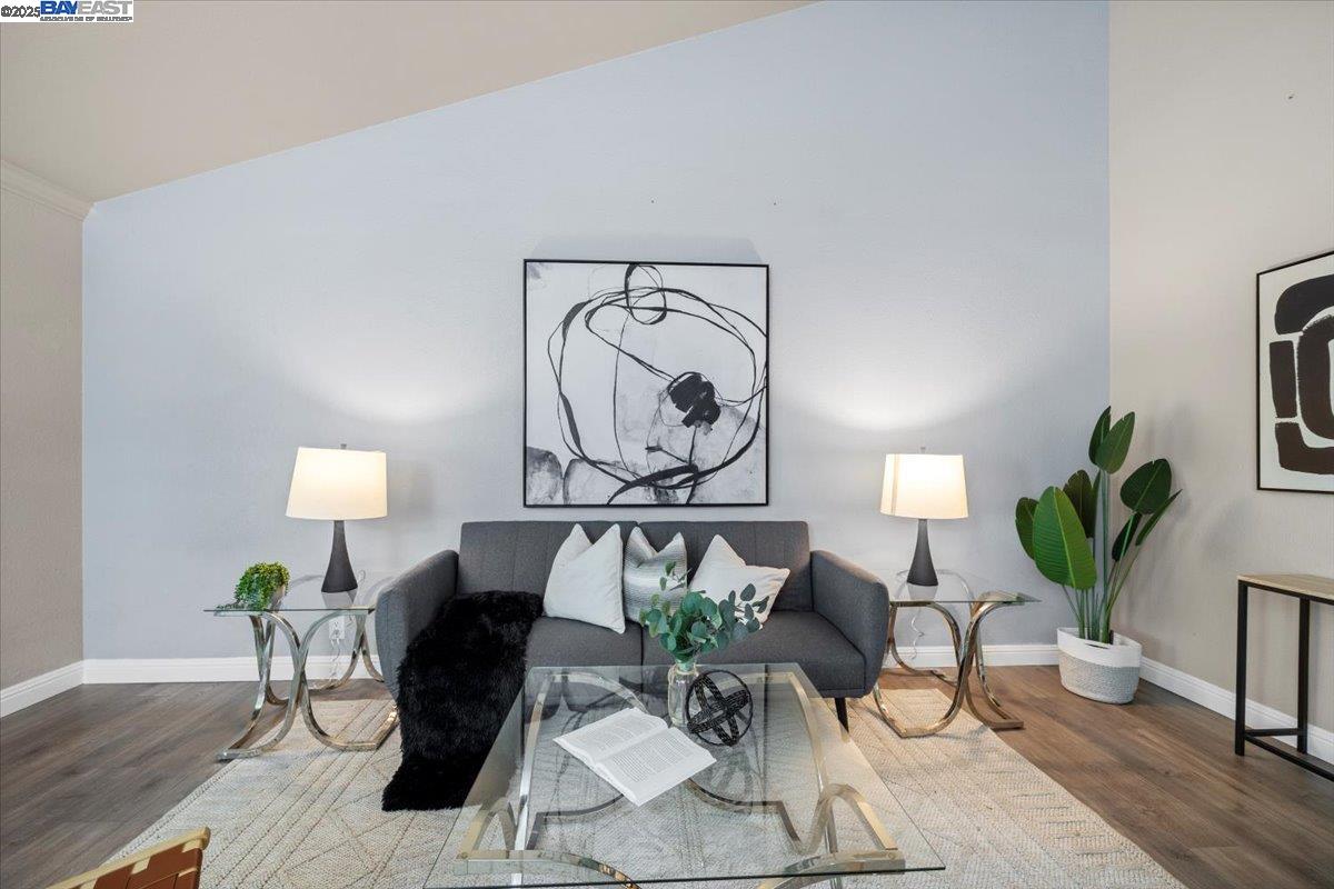 Detail Gallery Image 4 of 22 For 283 Kenbrook Cir, San Jose,  CA 95111 - 2 Beds | 2 Baths
