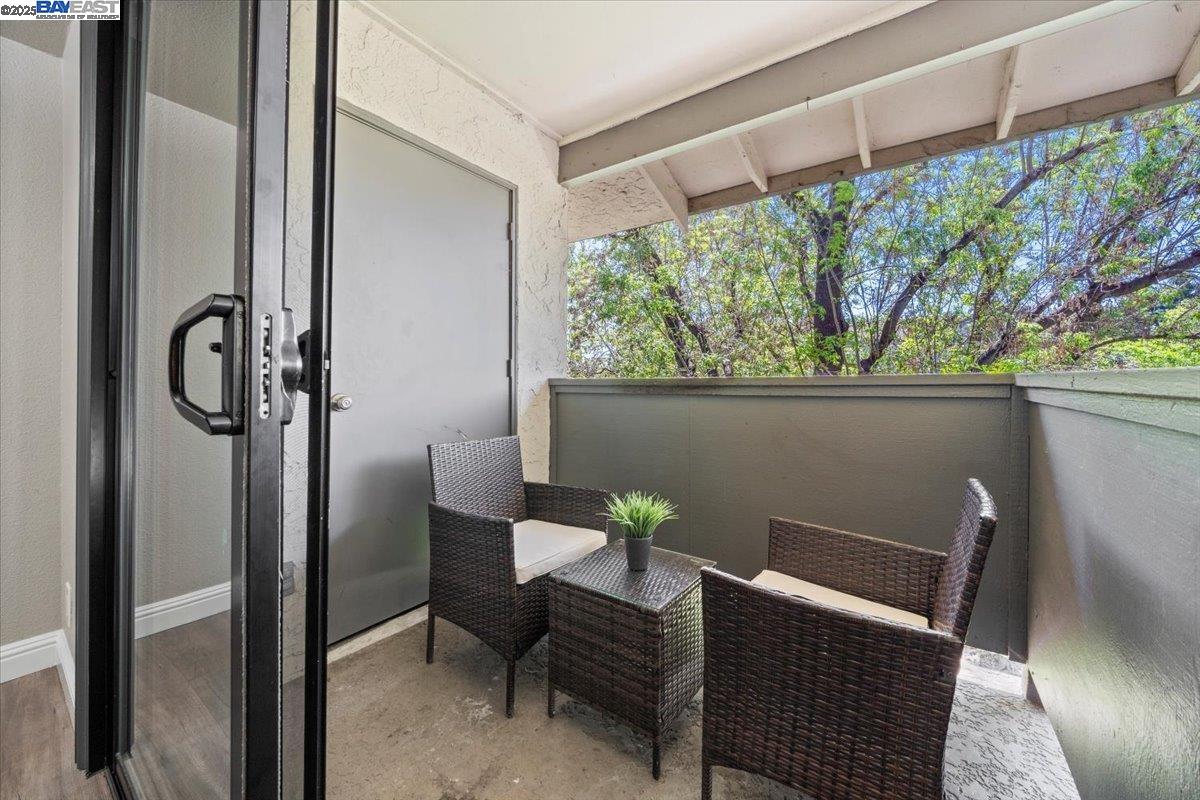 Detail Gallery Image 6 of 22 For 283 Kenbrook Cir, San Jose,  CA 95111 - 2 Beds | 2 Baths