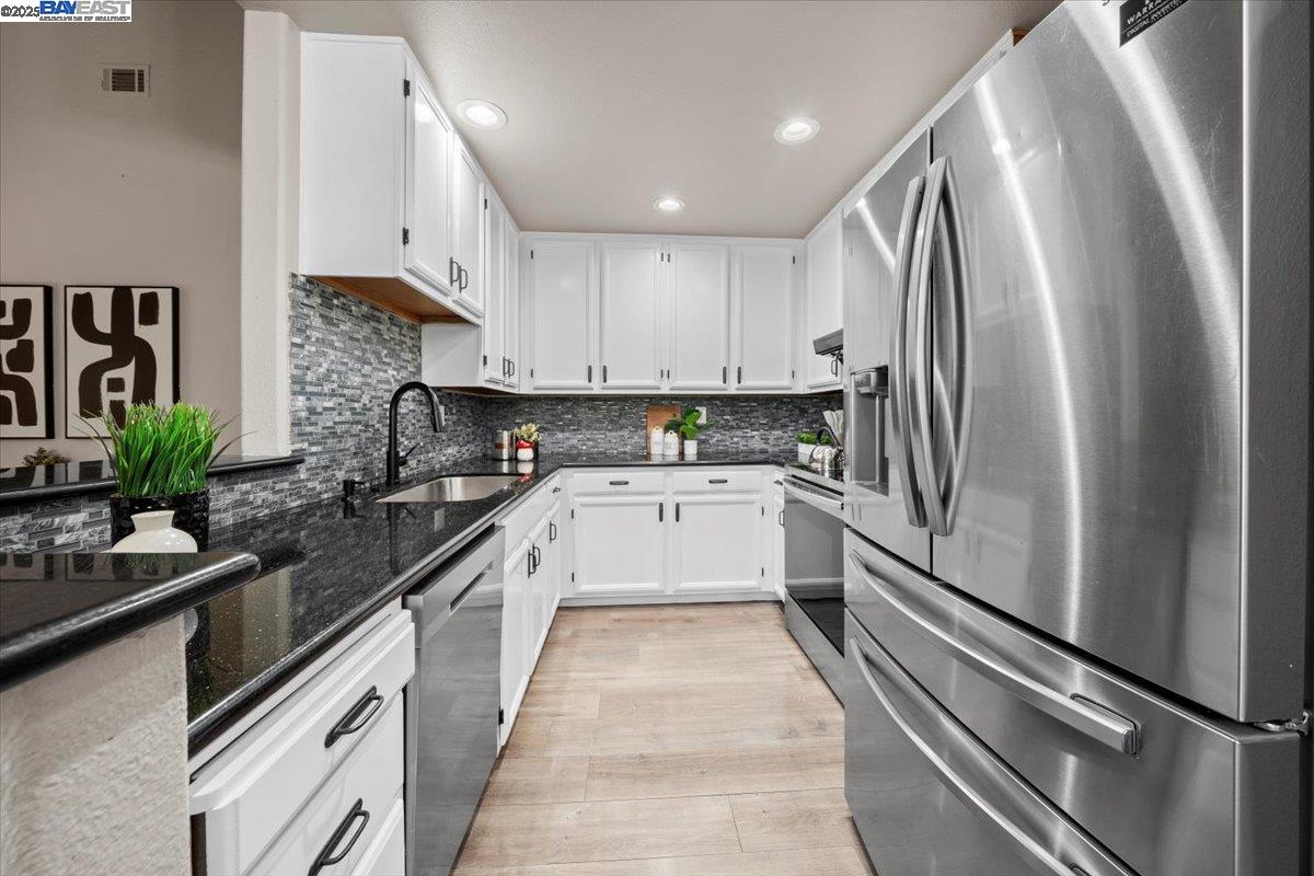Detail Gallery Image 7 of 22 For 283 Kenbrook Cir, San Jose,  CA 95111 - 2 Beds | 2 Baths