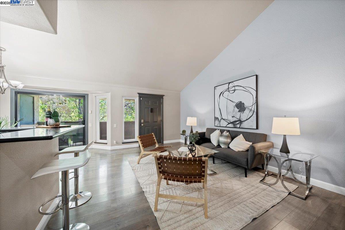 Detail Gallery Image 9 of 22 For 283 Kenbrook Cir, San Jose,  CA 95111 - 2 Beds | 2 Baths