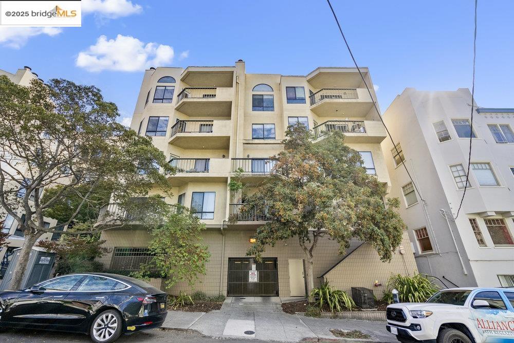 Detail Gallery Image 2 of 47 For 330 Park View Ter #104,  Oakland,  CA 94610 - 2 Beds | 2 Baths