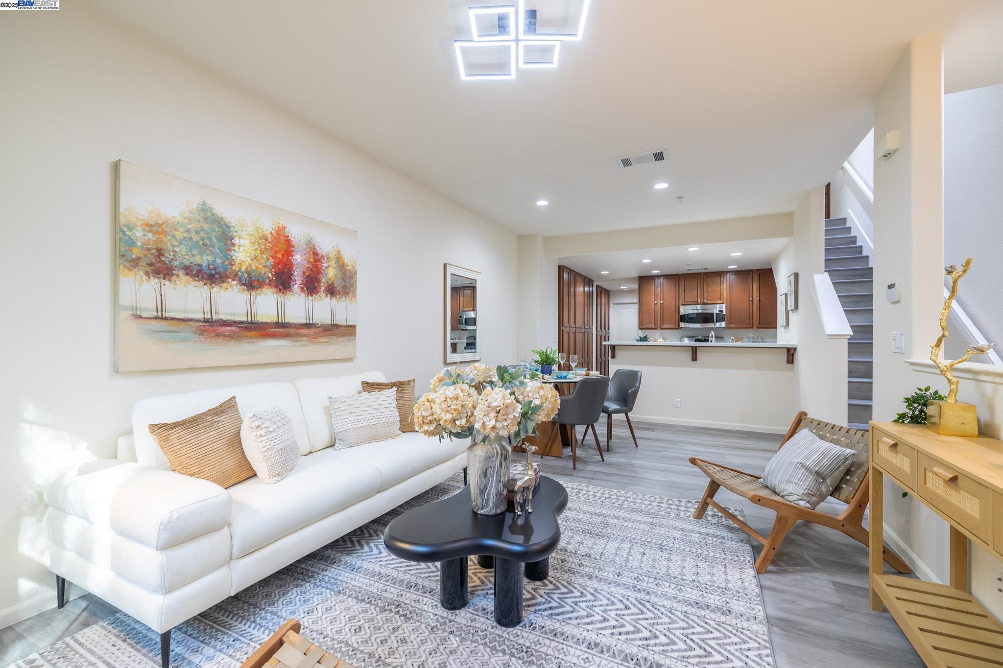 Detail Gallery Image 3 of 31 For 2200 Beech Cir, San Jose,  CA 95131 - 3 Beds | 3 Baths