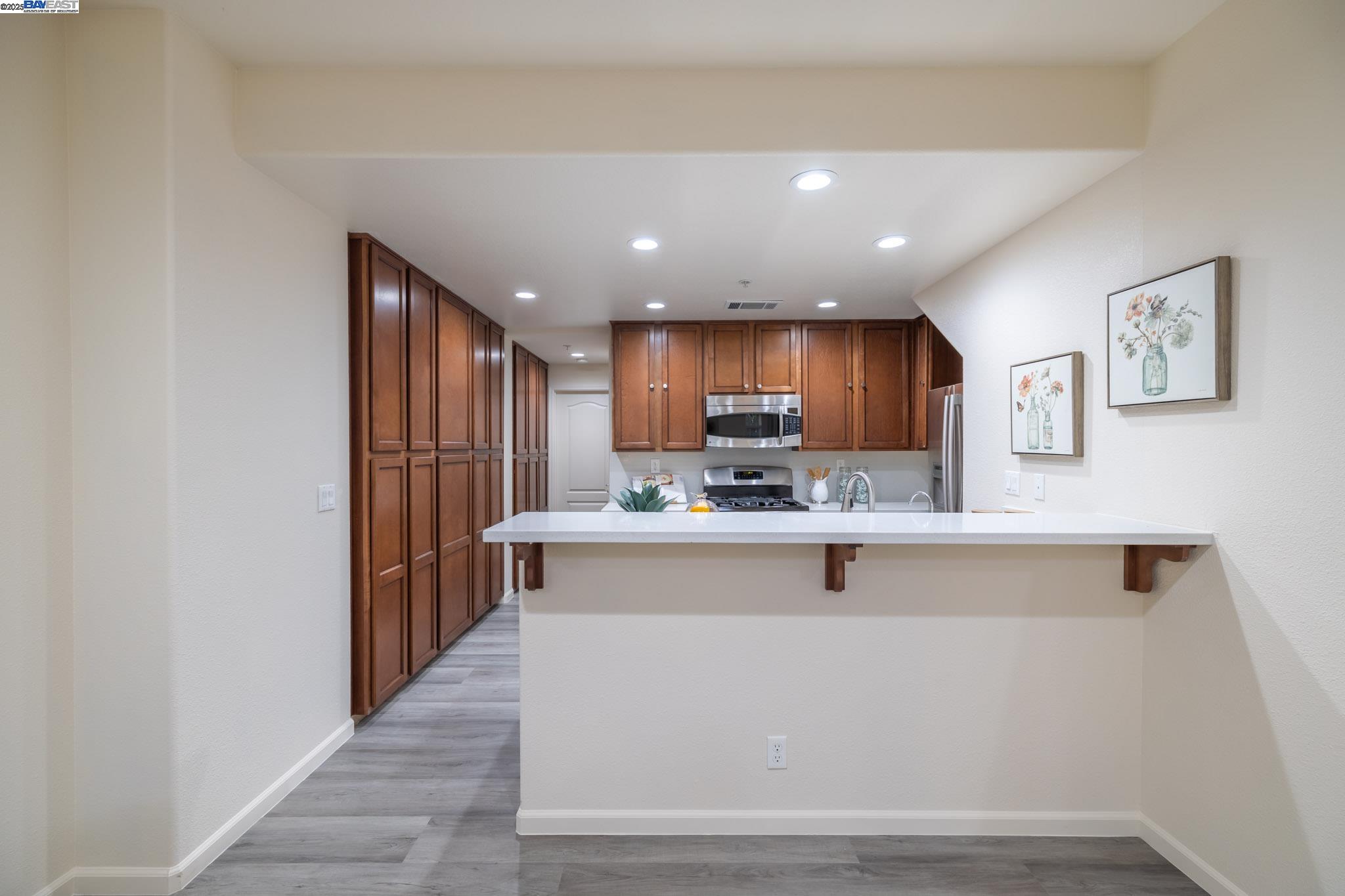 Detail Gallery Image 5 of 31 For 2200 Beech Cir, San Jose,  CA 95131 - 3 Beds | 3 Baths