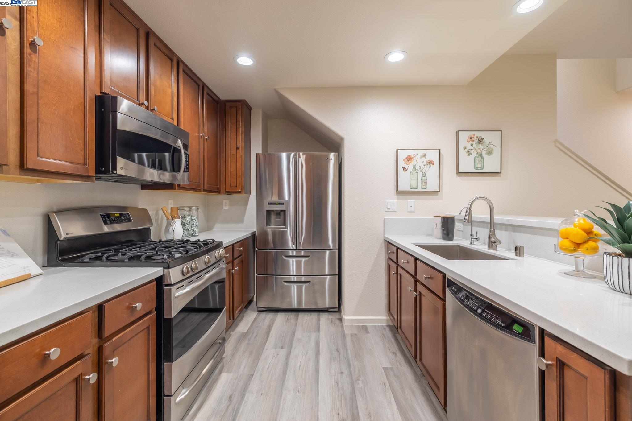 Detail Gallery Image 7 of 31 For 2200 Beech Cir, San Jose,  CA 95131 - 3 Beds | 3 Baths