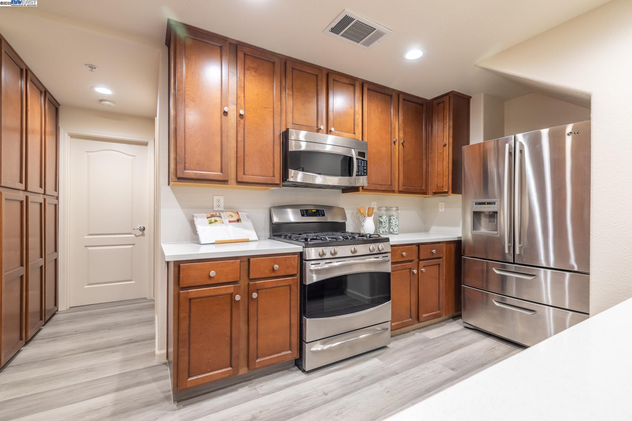 Detail Gallery Image 8 of 31 For 2200 Beech Cir, San Jose,  CA 95131 - 3 Beds | 3 Baths