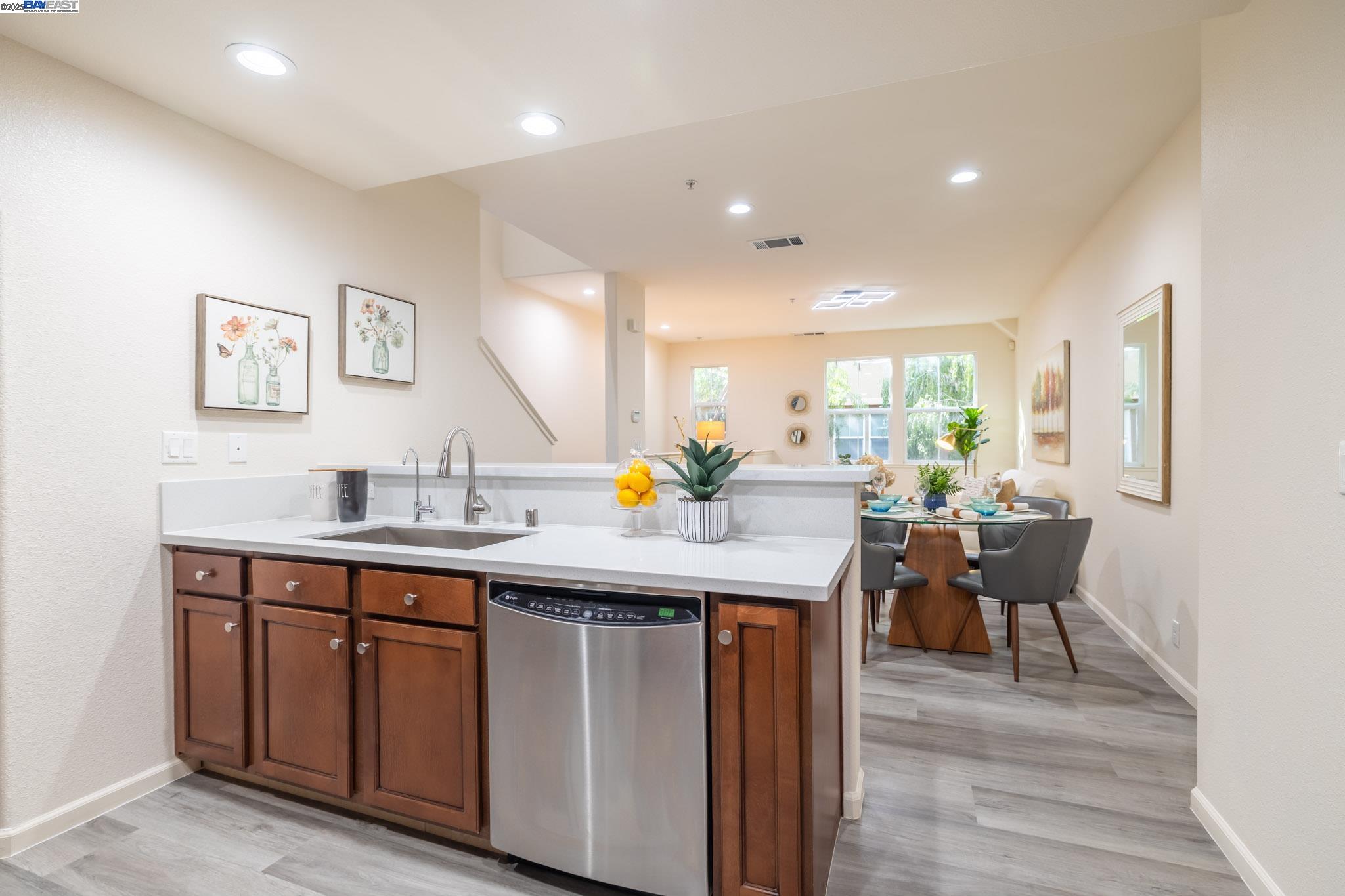 Detail Gallery Image 9 of 31 For 2200 Beech Cir, San Jose,  CA 95131 - 3 Beds | 3 Baths