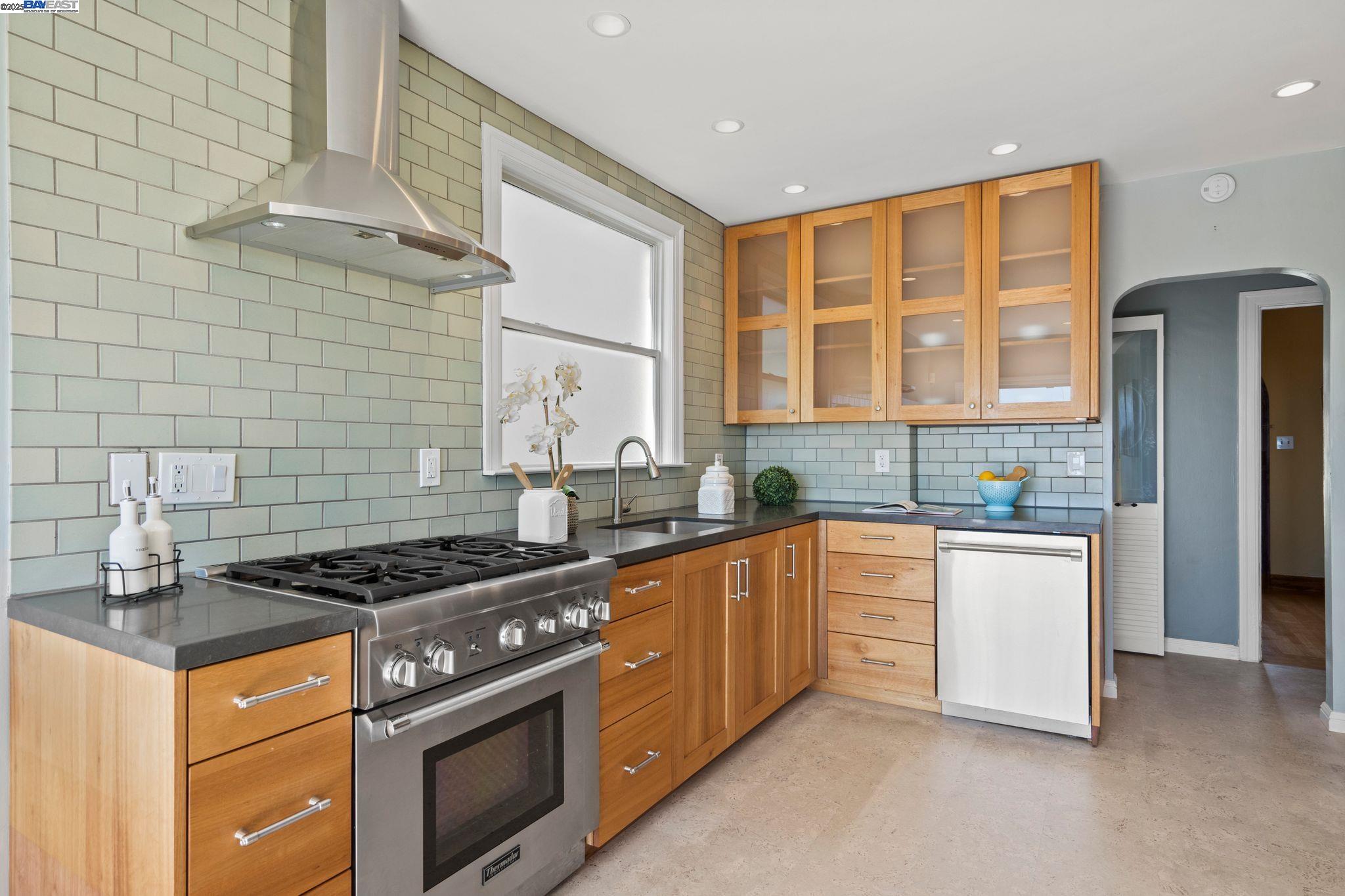 Detail Gallery Image 12 of 55 For 3751 Victor Ave, Oakland,  CA 94619 - 3 Beds | 1/1 Baths