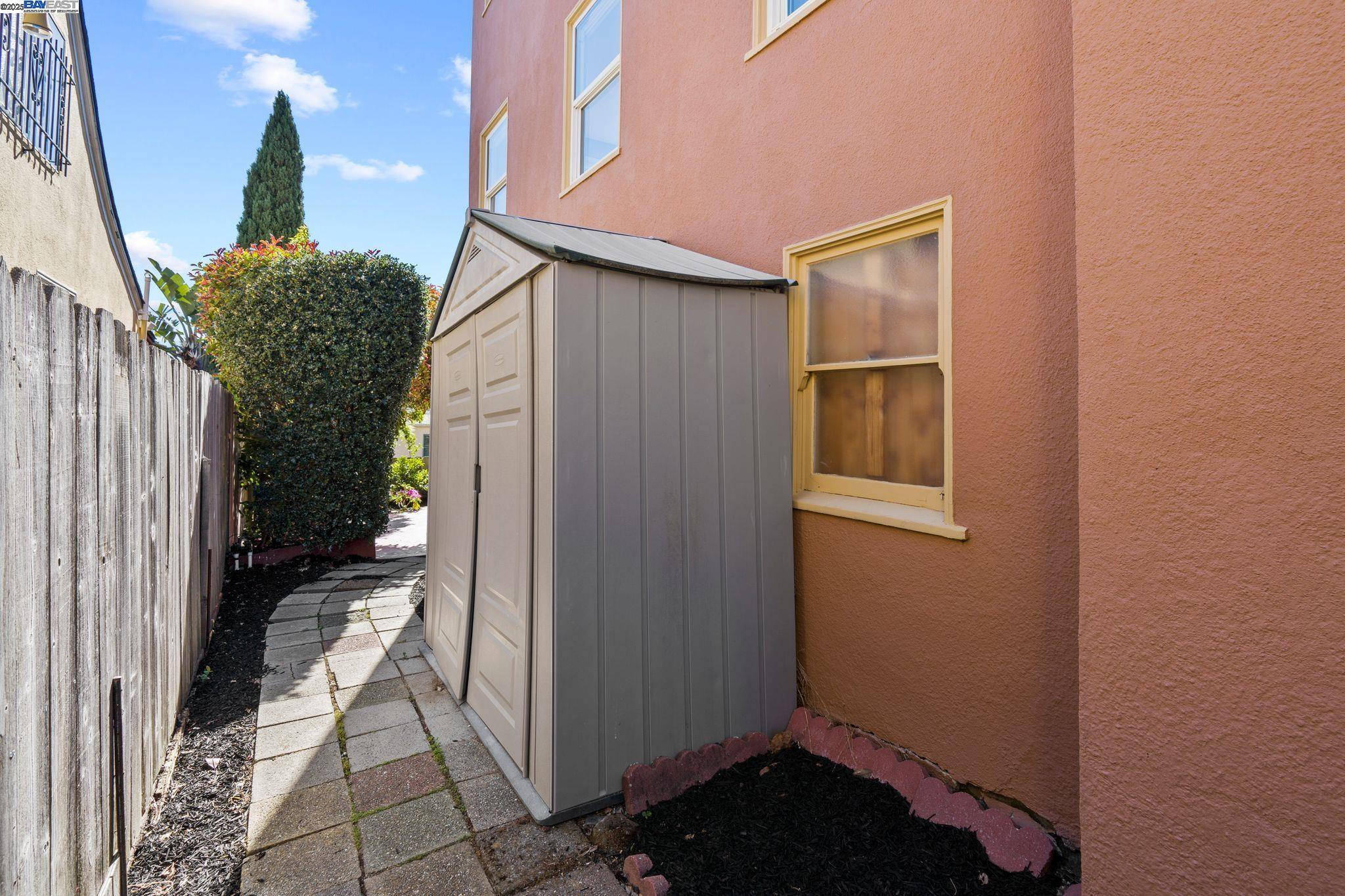 Detail Gallery Image 43 of 55 For 3751 Victor Ave, Oakland,  CA 94619 - 3 Beds | 1/1 Baths