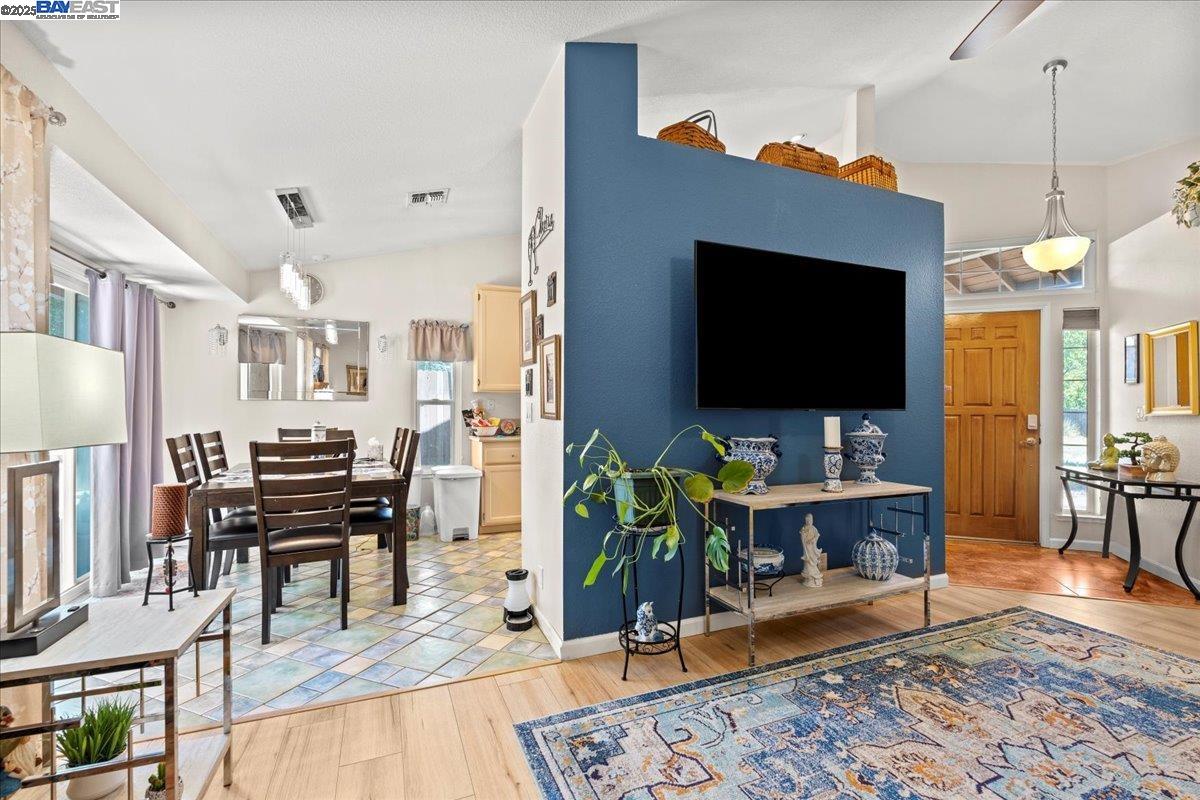 Detail Gallery Image 9 of 33 For 7677 Copper Cove Pl, Antelope,  CA 95843 - 3 Beds | 2 Baths