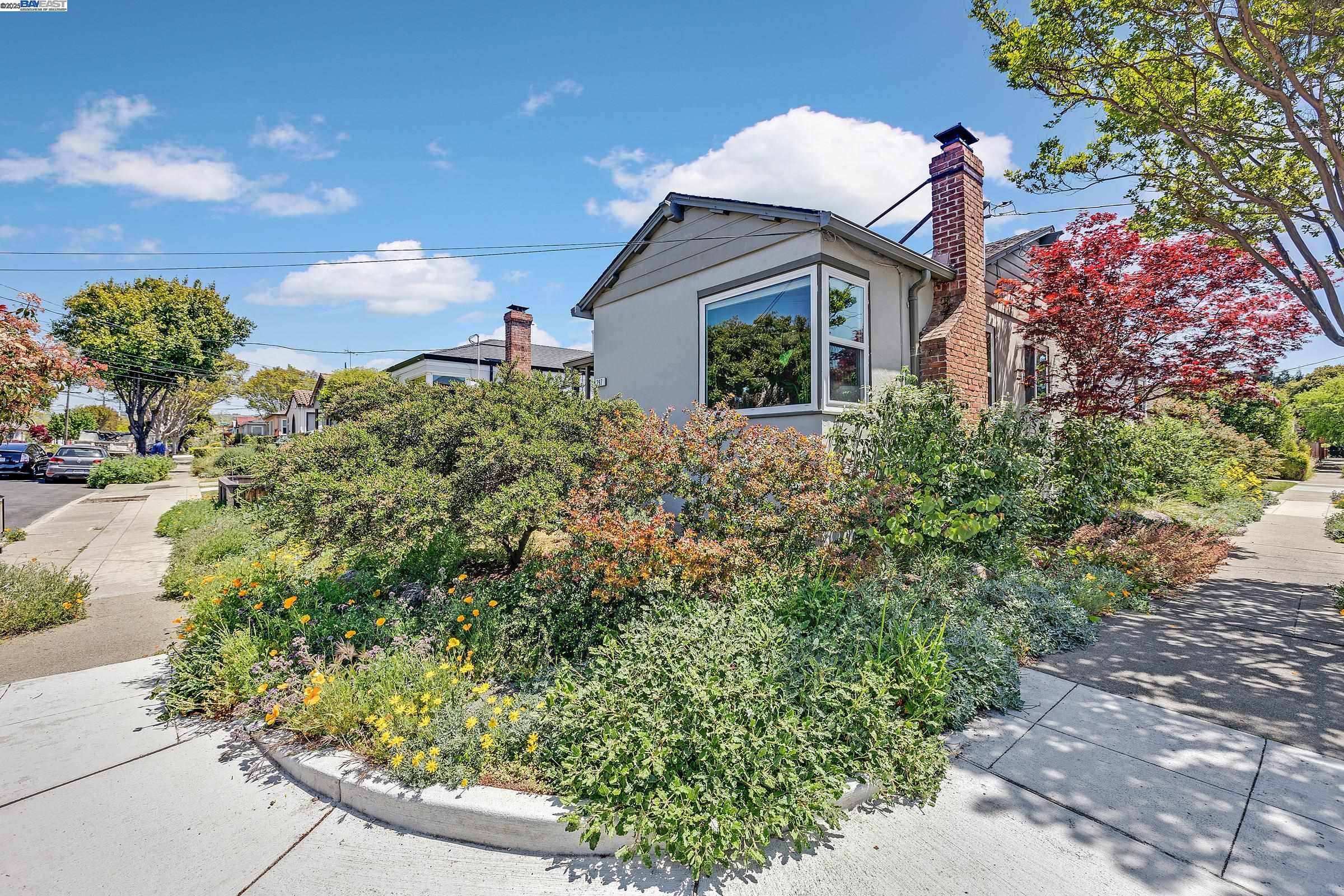 Detail Gallery Image 2 of 33 For 297 Lorraine Blvd, San Leandro,  CA 94577 - 3 Beds | 1/1 Baths