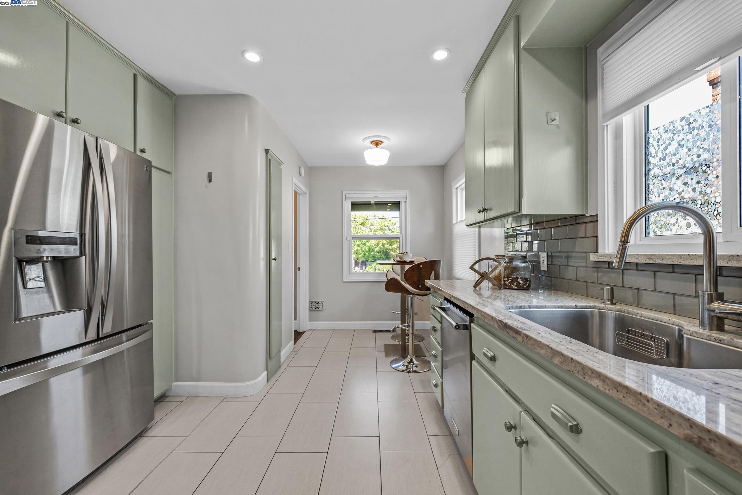 Detail Gallery Image 11 of 33 For 297 Lorraine Blvd, San Leandro,  CA 94577 - 3 Beds | 1/1 Baths