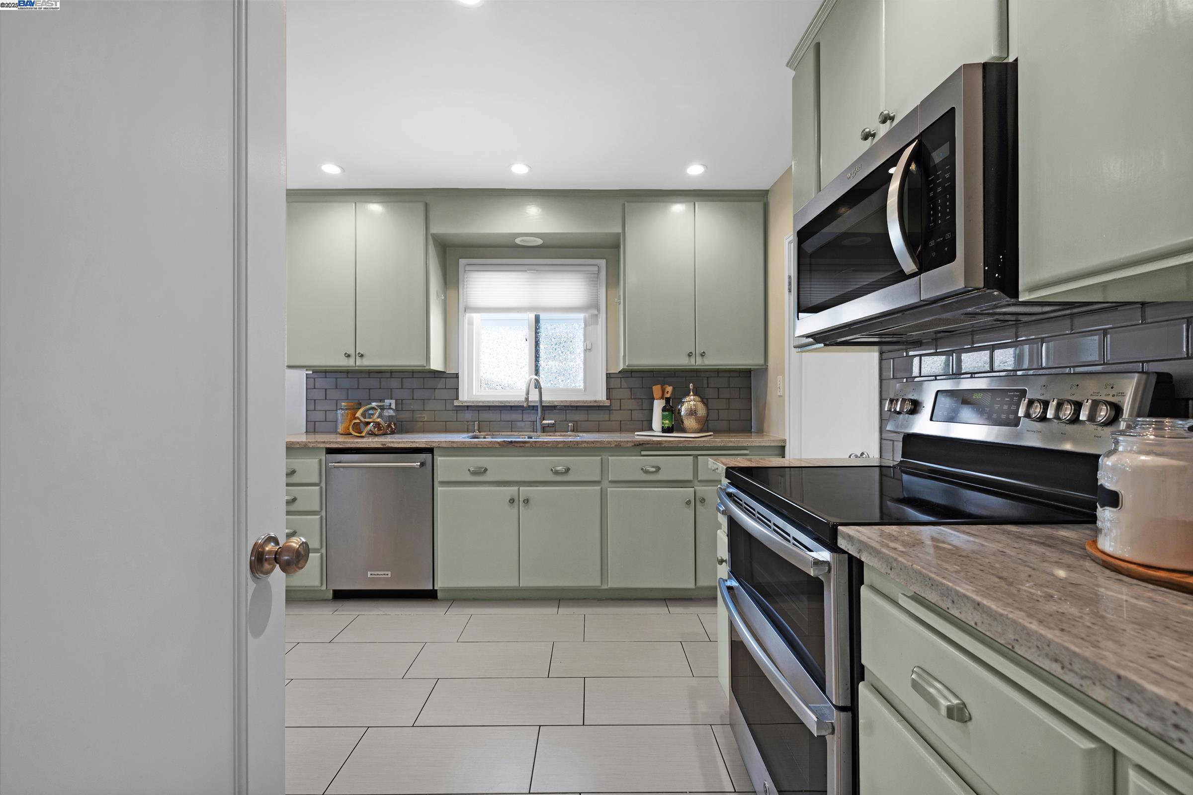 Detail Gallery Image 12 of 33 For 297 Lorraine Blvd, San Leandro,  CA 94577 - 3 Beds | 1/1 Baths