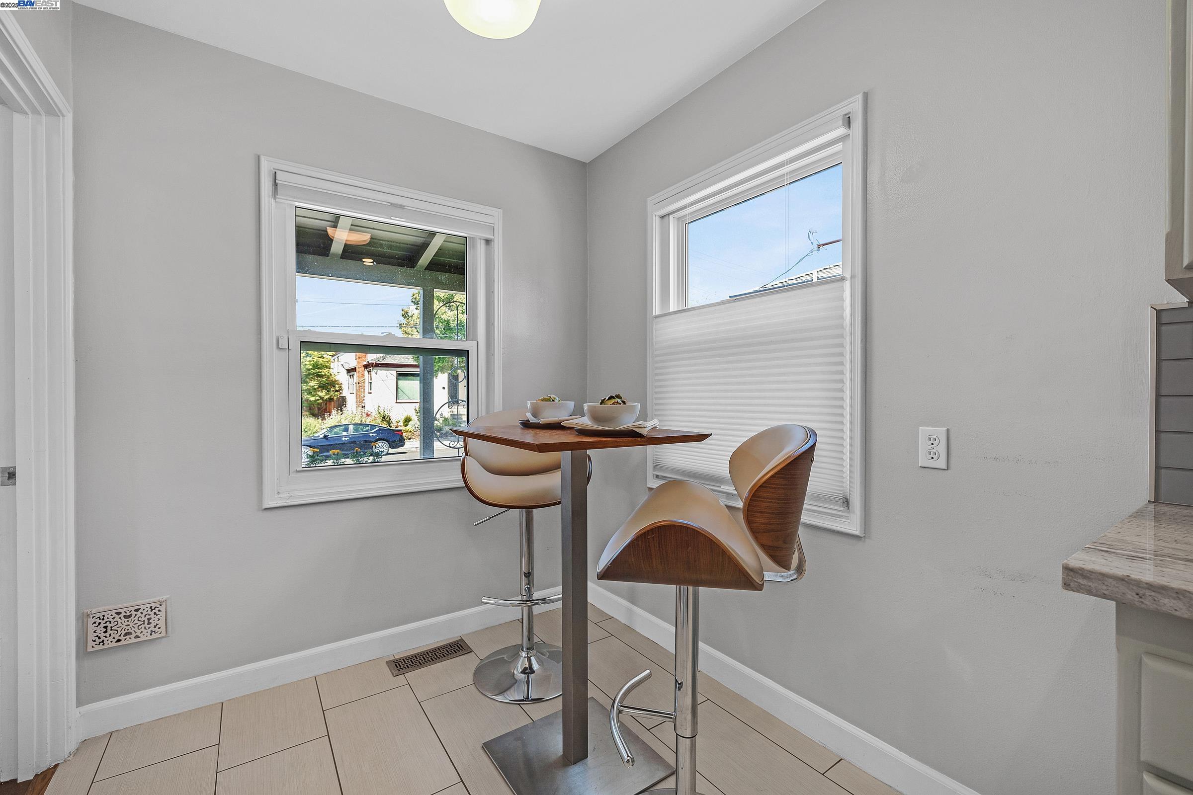 Detail Gallery Image 13 of 33 For 297 Lorraine Blvd, San Leandro,  CA 94577 - 3 Beds | 1/1 Baths