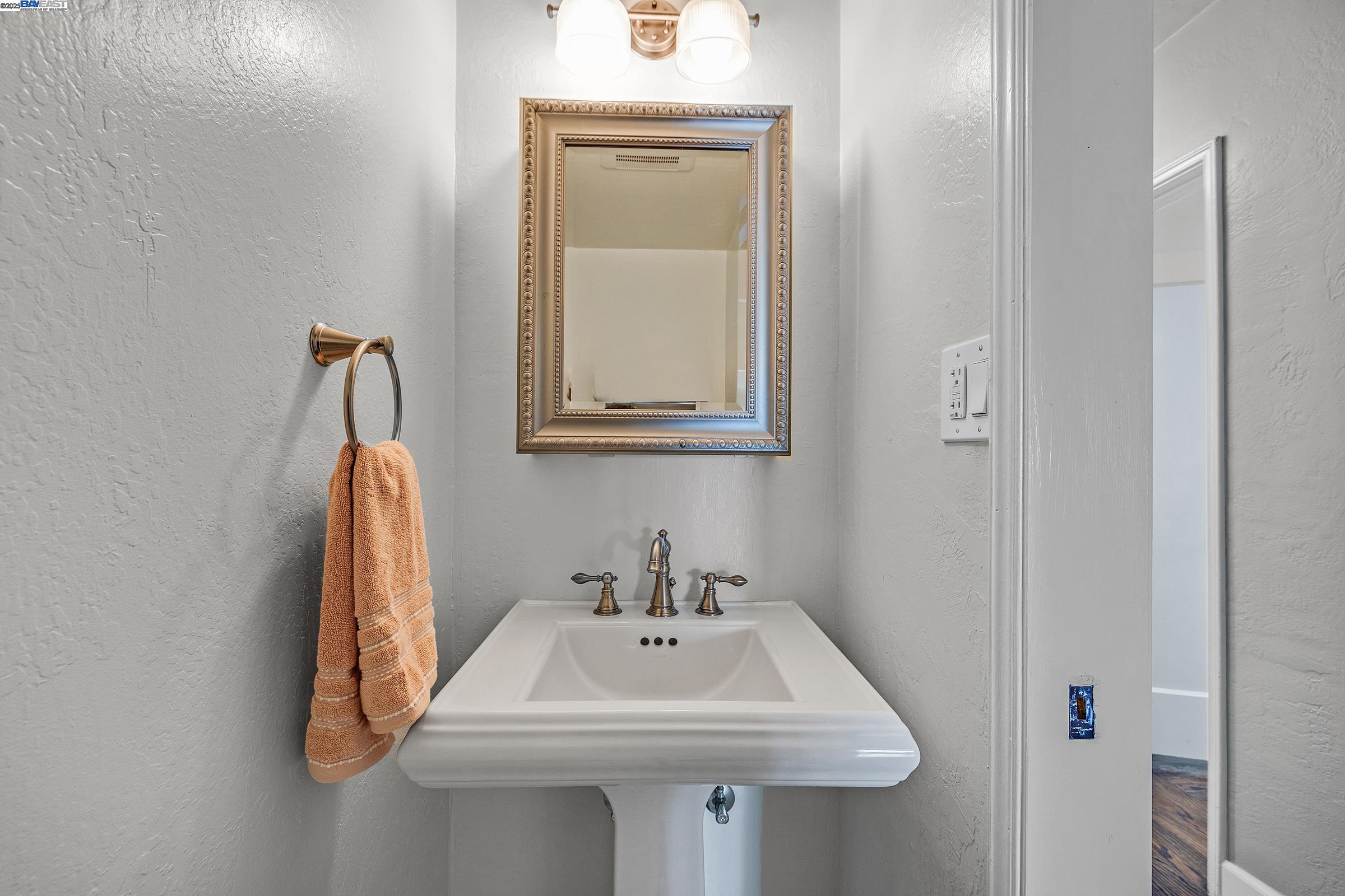 Detail Gallery Image 18 of 33 For 297 Lorraine Blvd, San Leandro,  CA 94577 - 3 Beds | 1/1 Baths